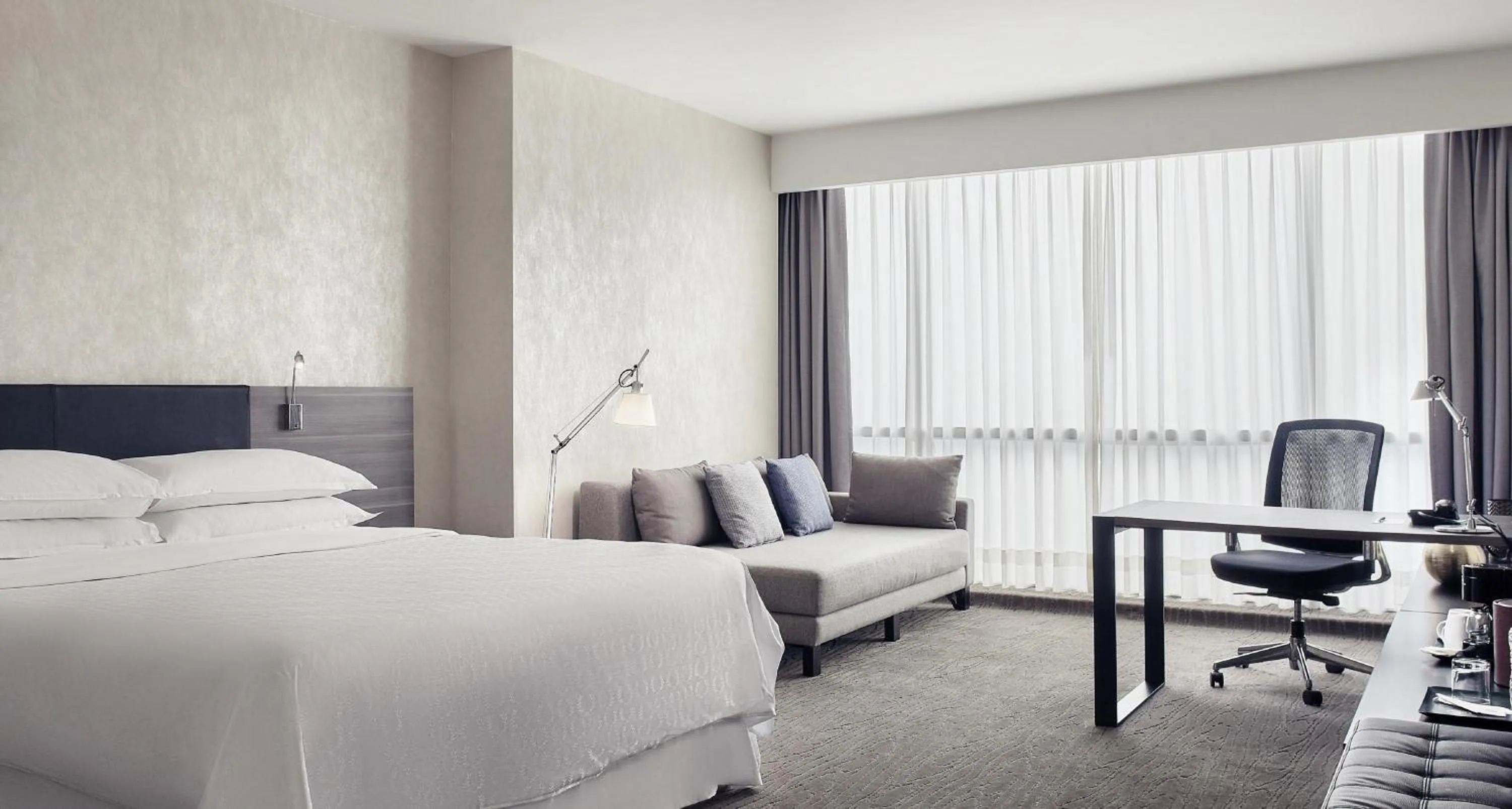 Decorative detail, Bed in Wyndham Monterrey Ambassador Centro