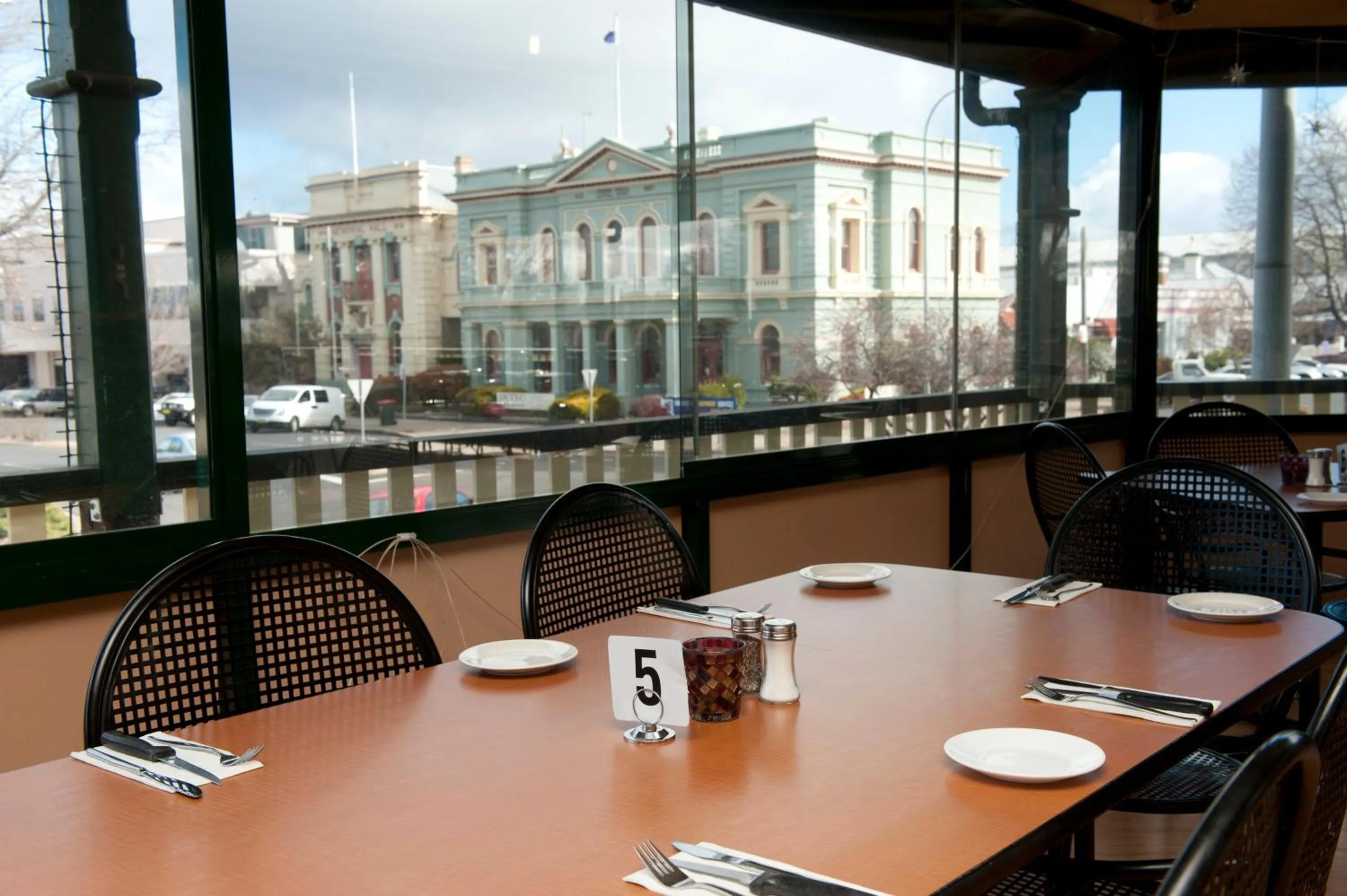 Restaurant/places to eat in Metropolitan Hotel