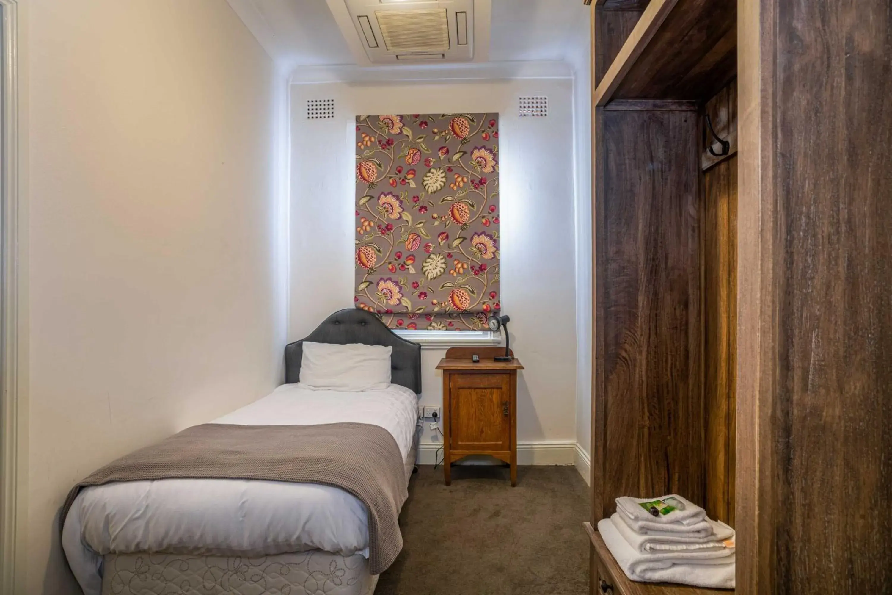 Single Room with Shared Bathroom in Metropolitan Hotel Single Room with Shared Bathroom in Metropolitan Hotel