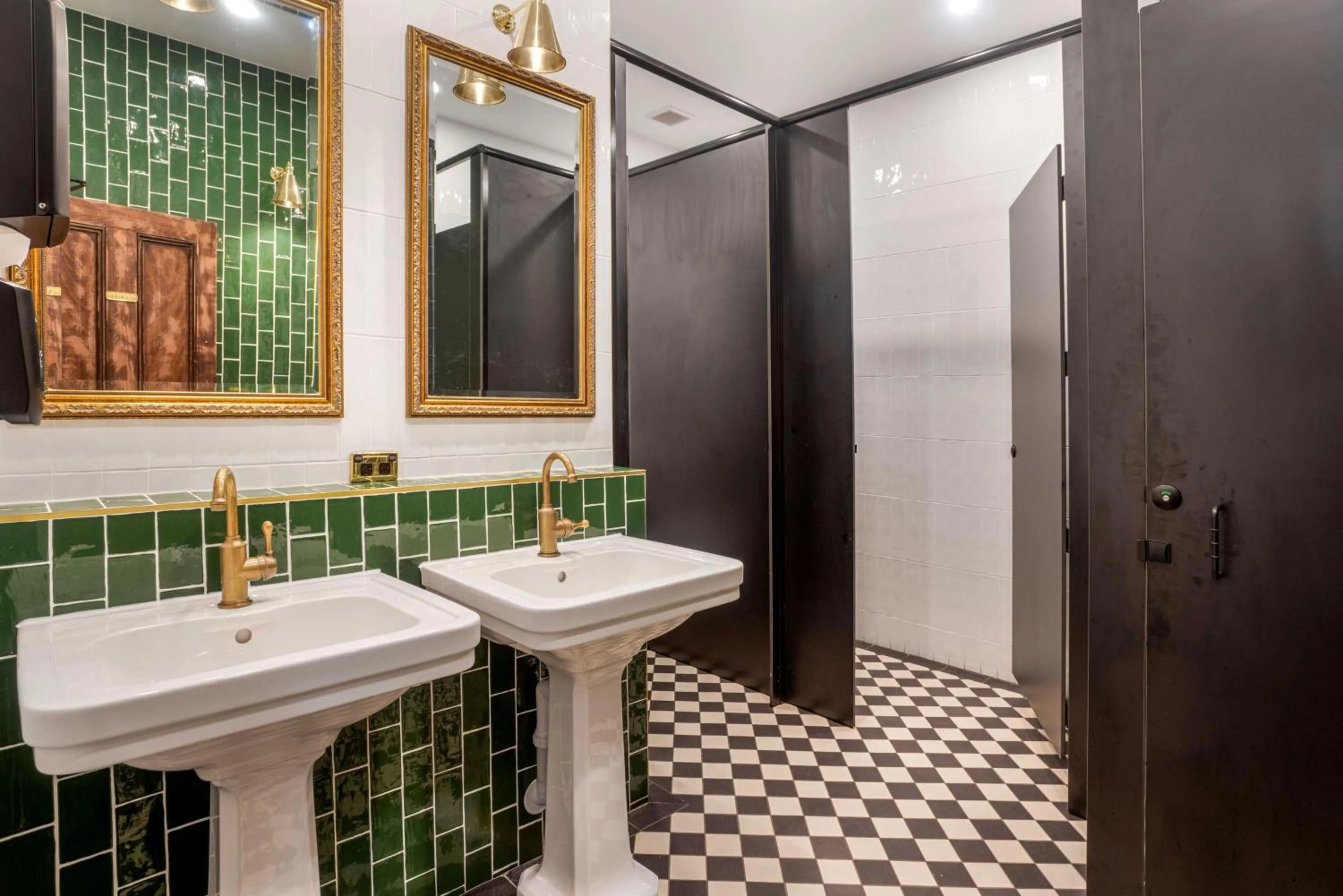 Bathroom in Metropolitan Hotel