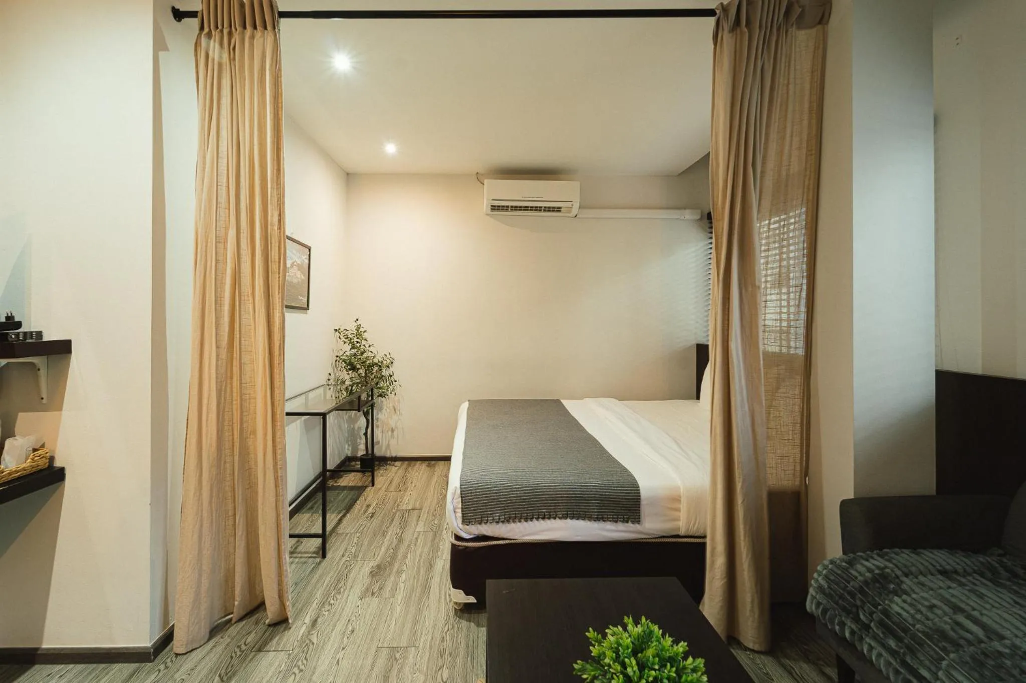 Bedroom, Bed in Tim Mansion