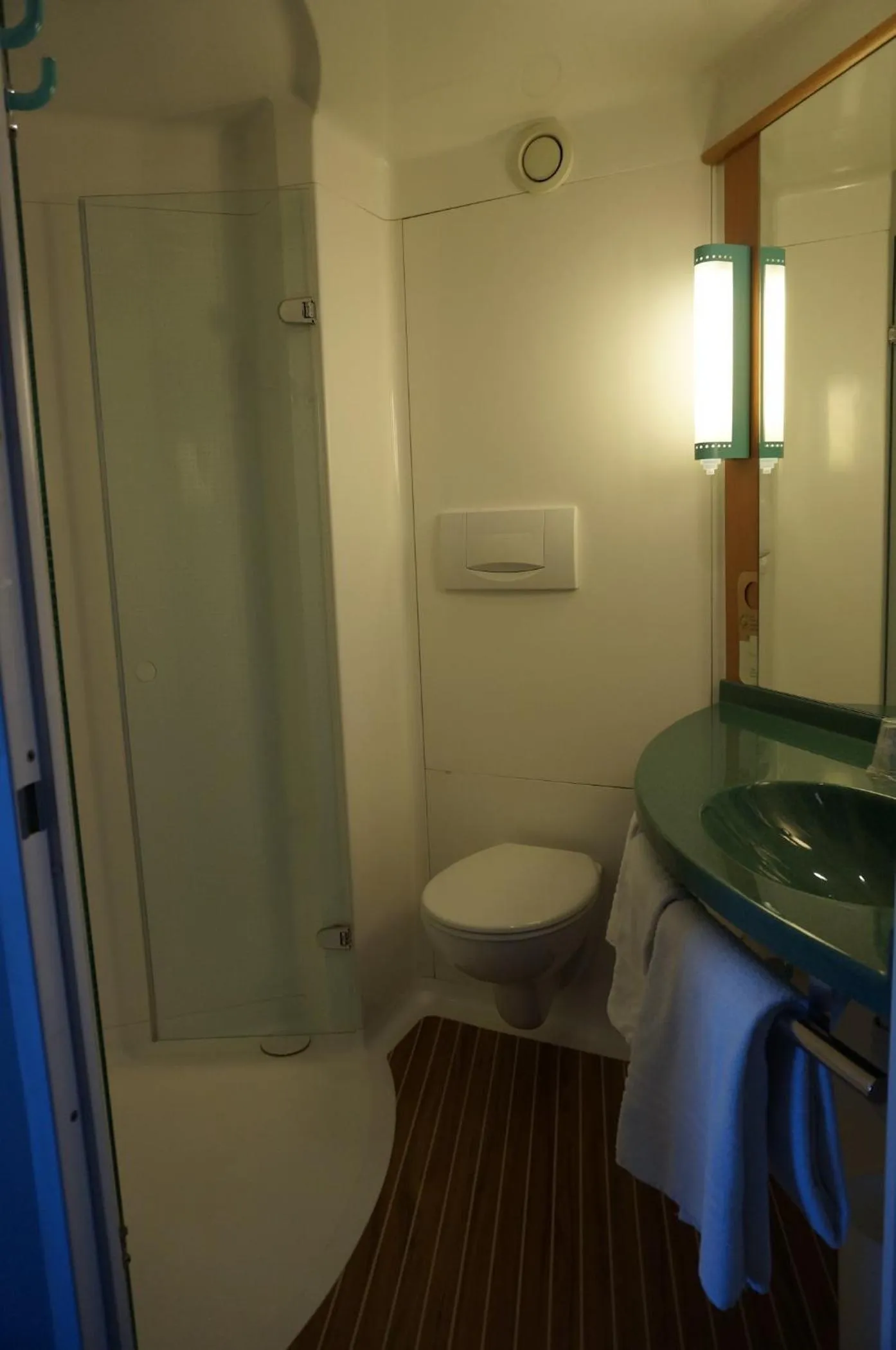 Bathroom in ibis Auch