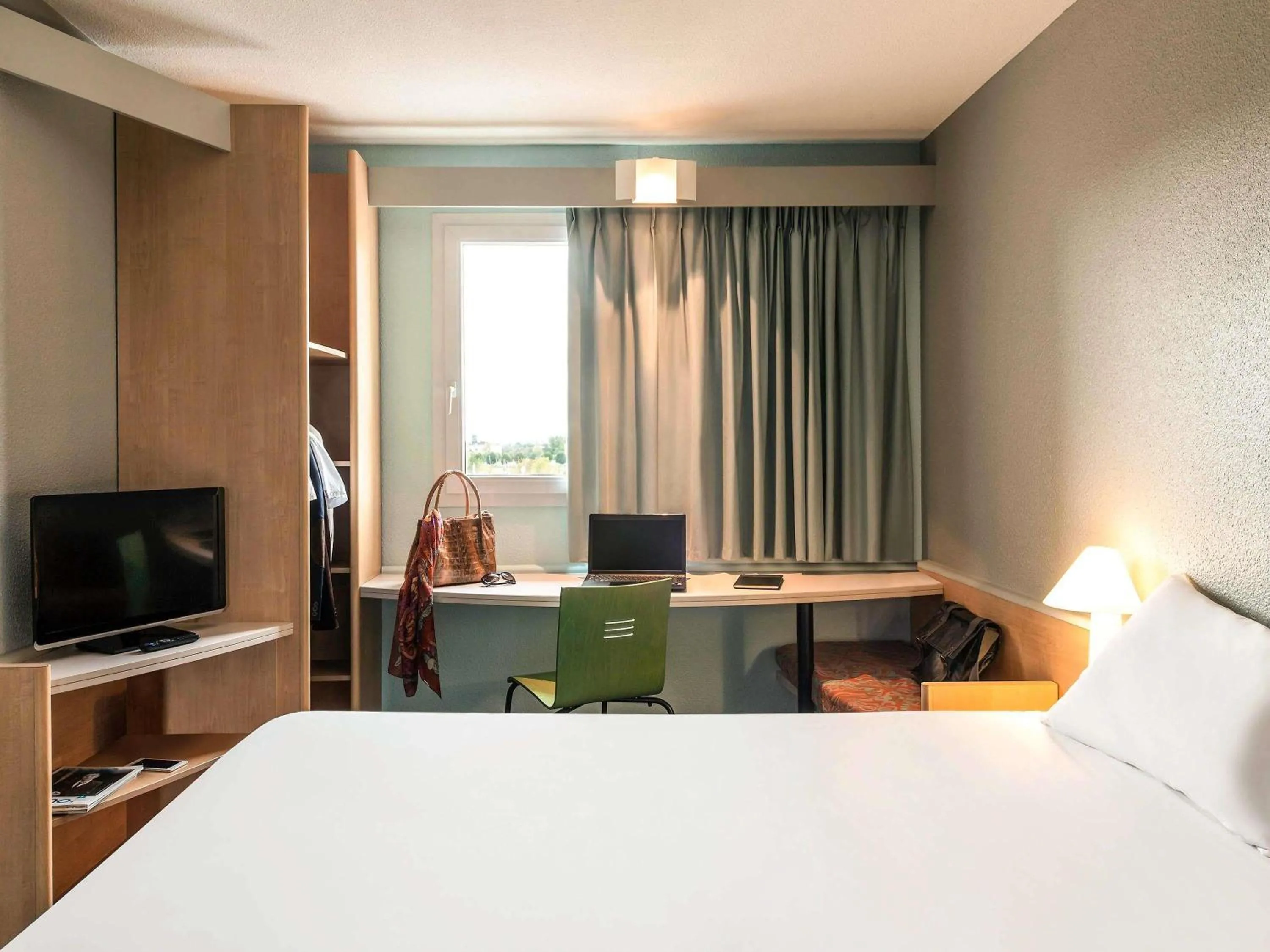 Bedroom, Bed in ibis Auch