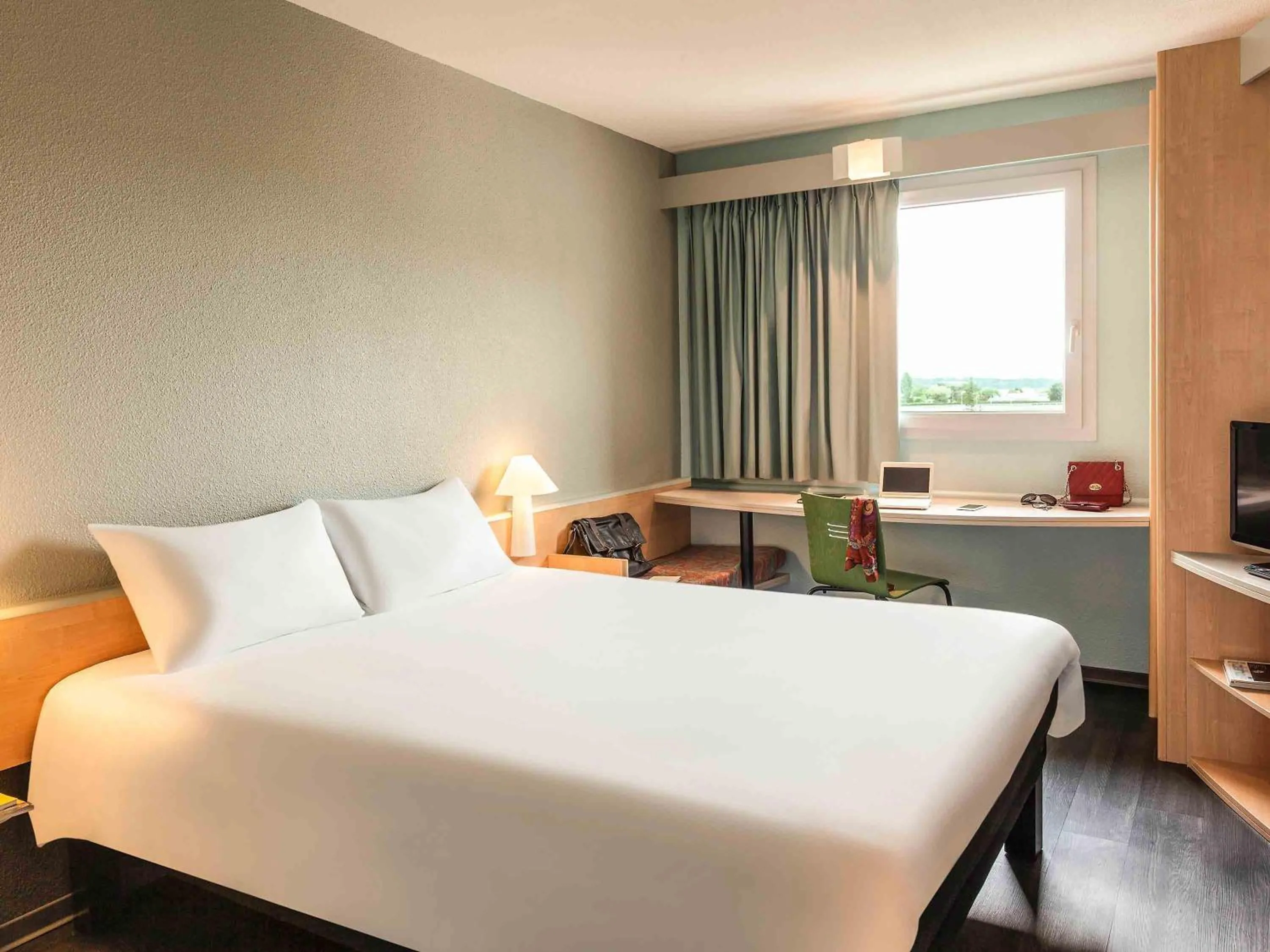 Bedroom, Bed in ibis Auch