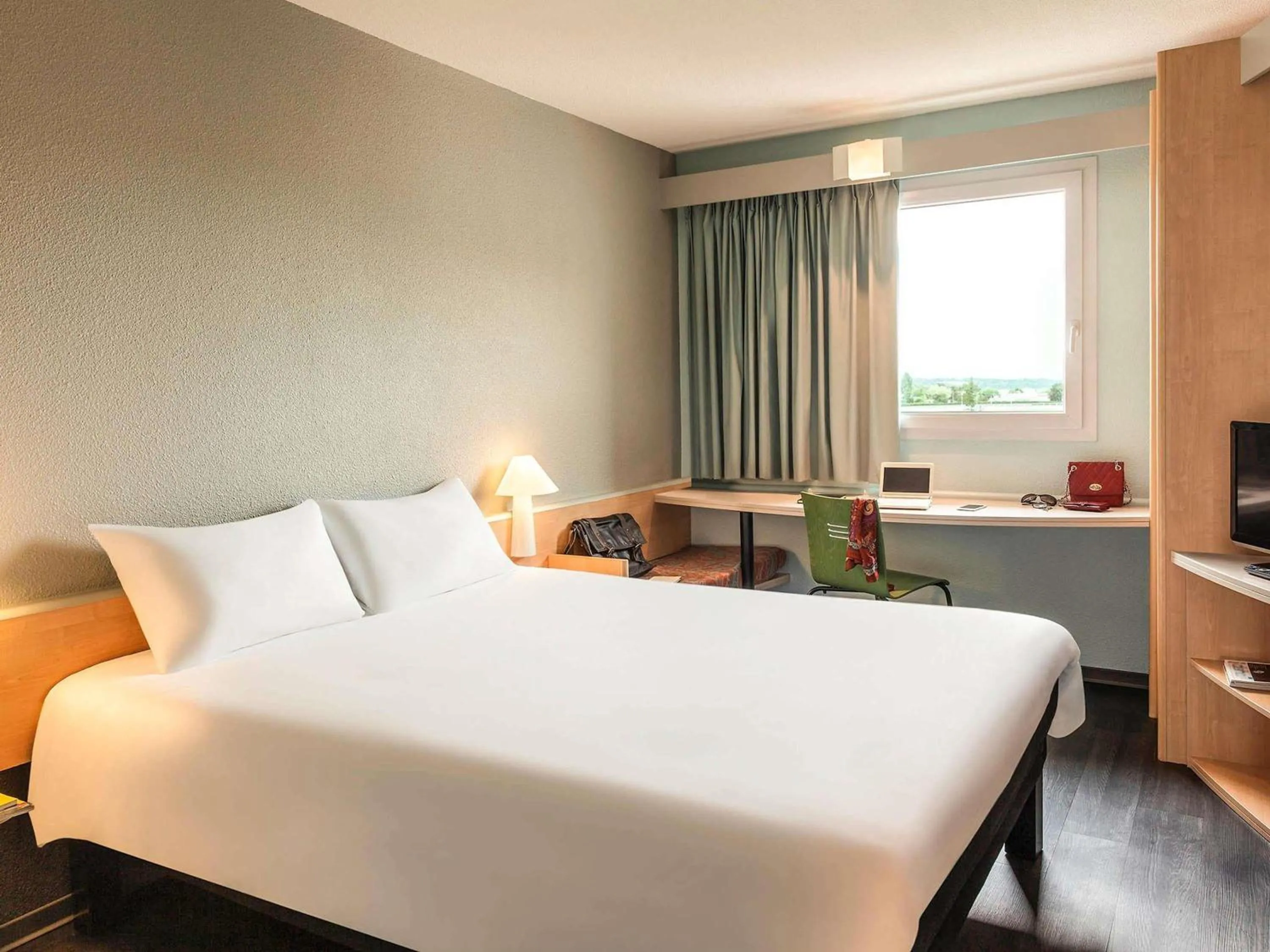 Bedroom, Bed in ibis Auch