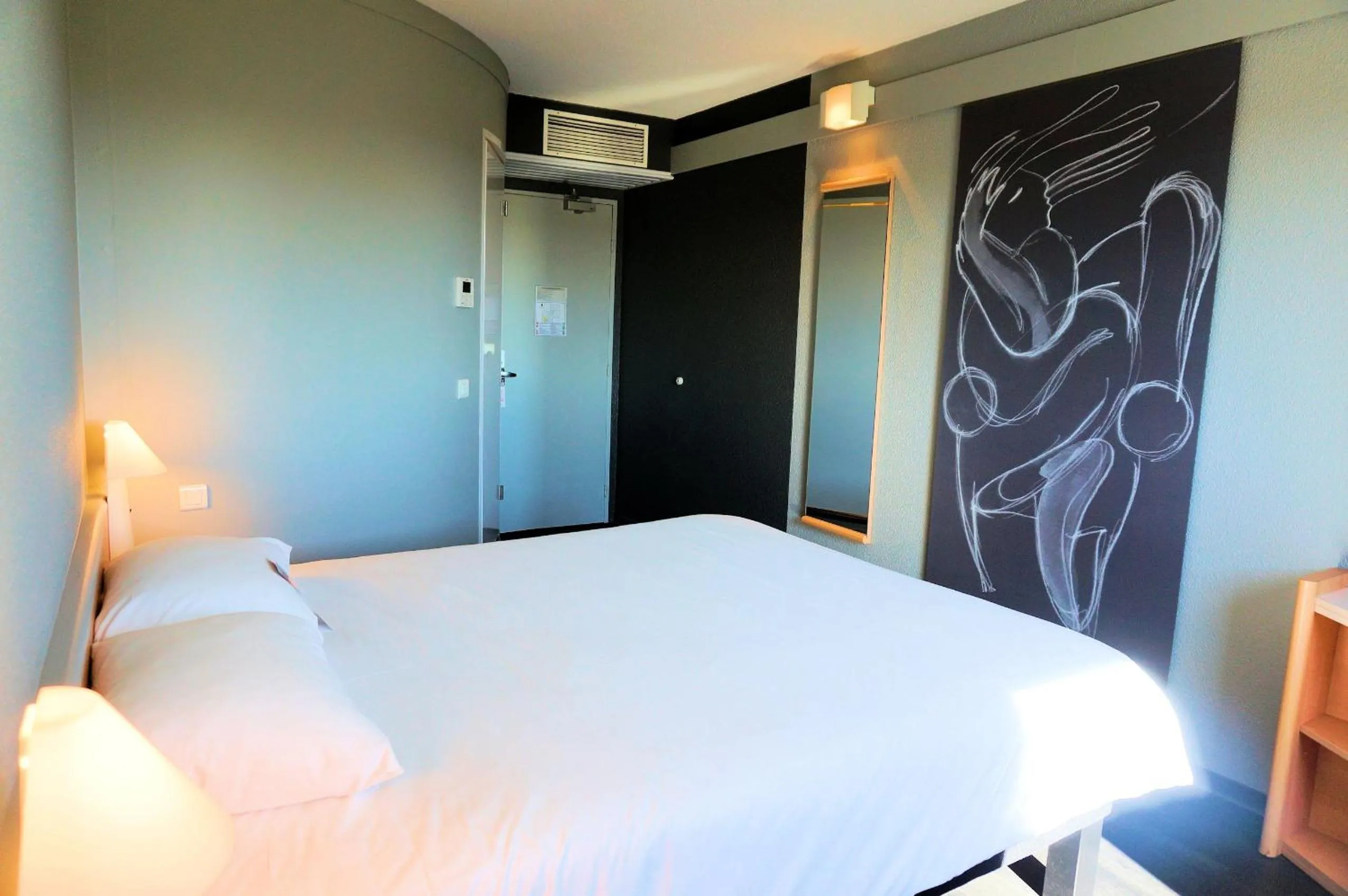 Photo of the whole room, Bed in ibis Auch