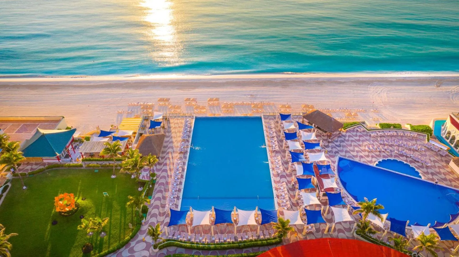 Swimming pool in Crown Paradise Club Cancun - All Inclusive