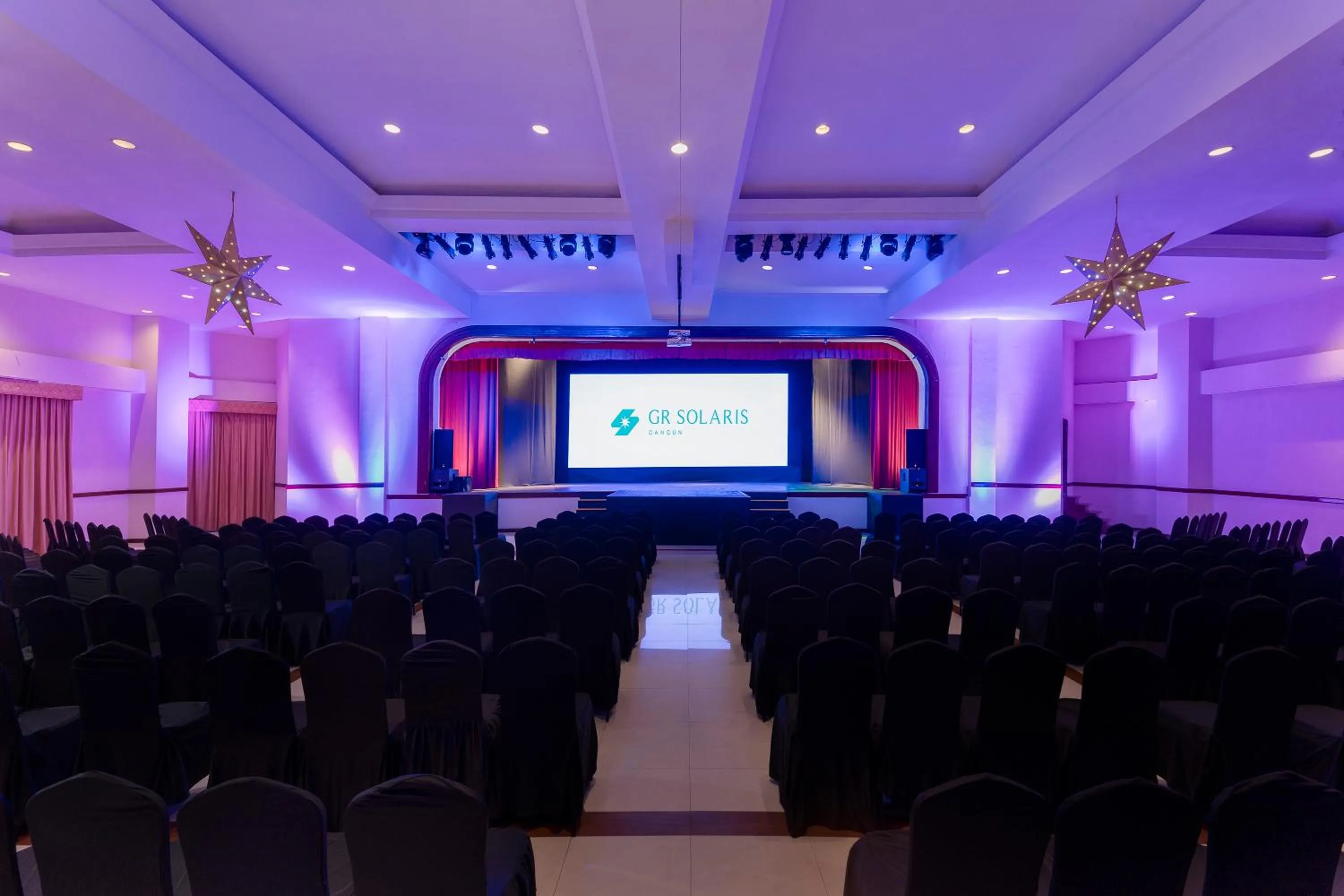 Evening entertainment in GR Solaris Cancun - All Inclusive