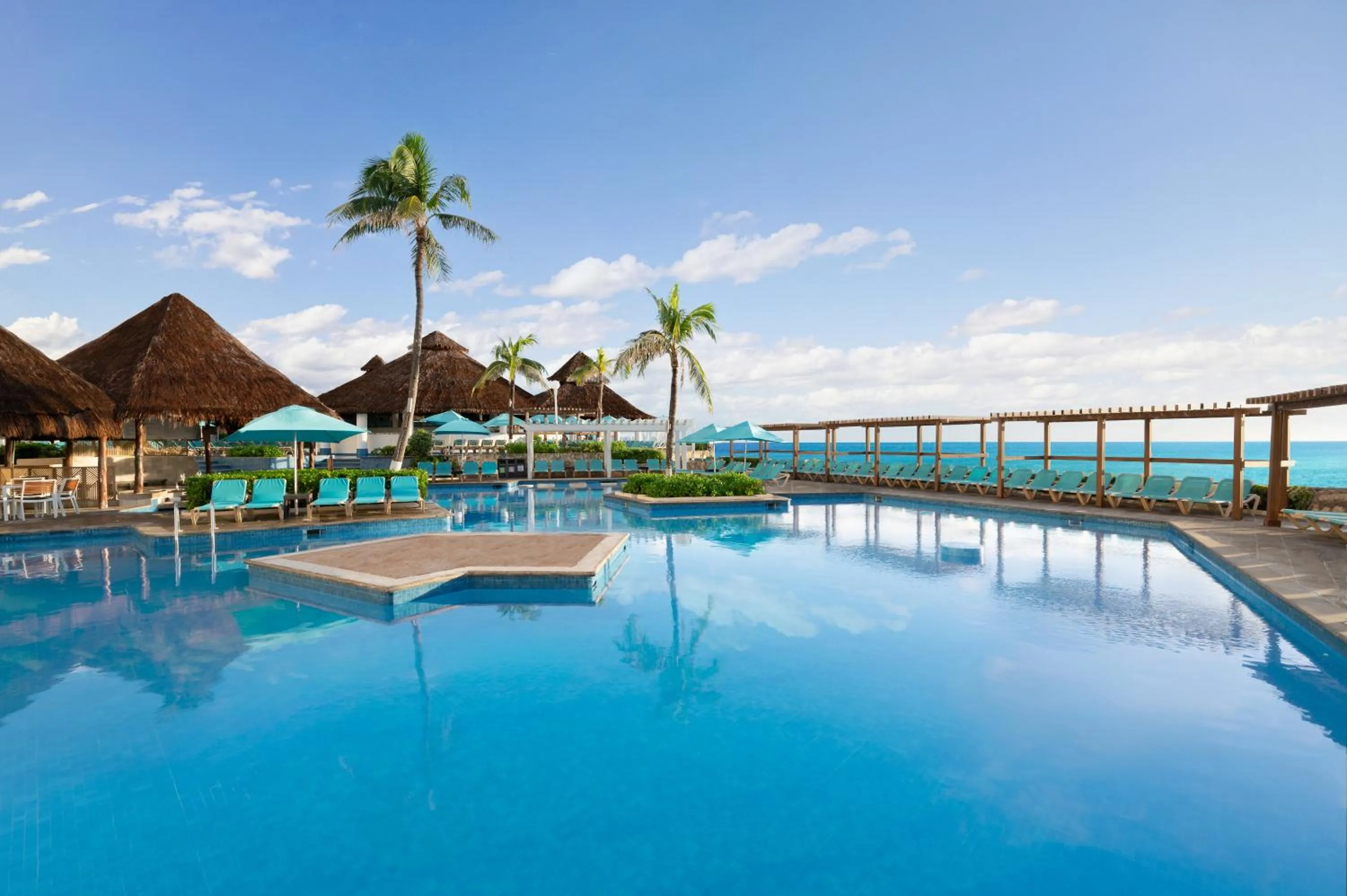 Swimming pool in Royal Solaris Cancun - All Inclusive