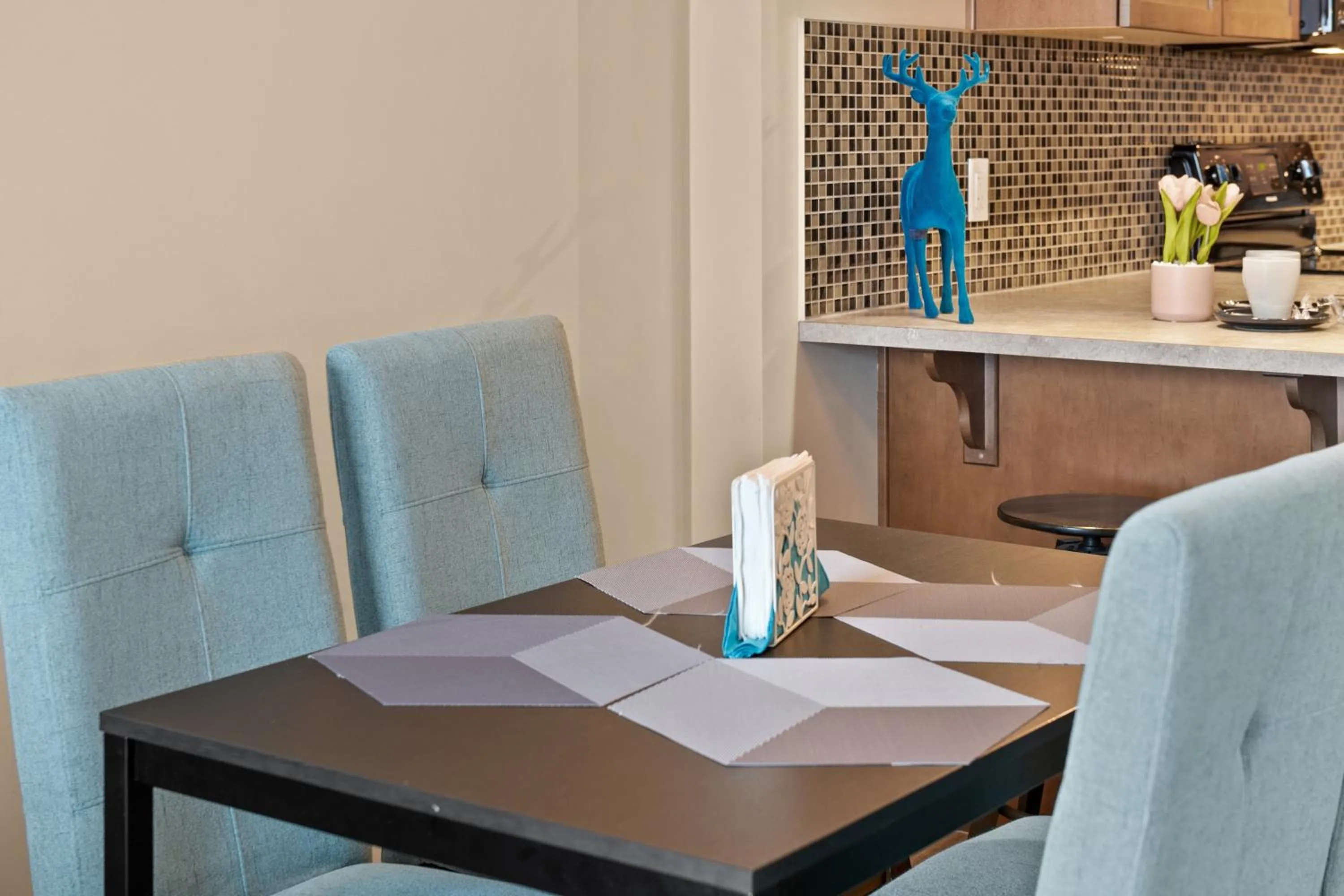 Dining area in Stylish Downtown Condos by GLOBALSTAY