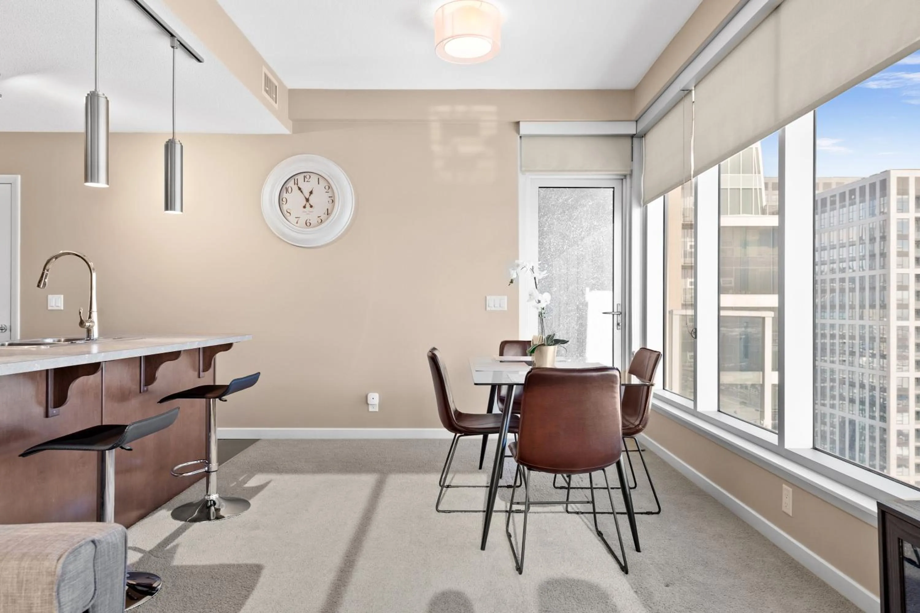 Dining area in Stylish Downtown Condos by GLOBALSTAY