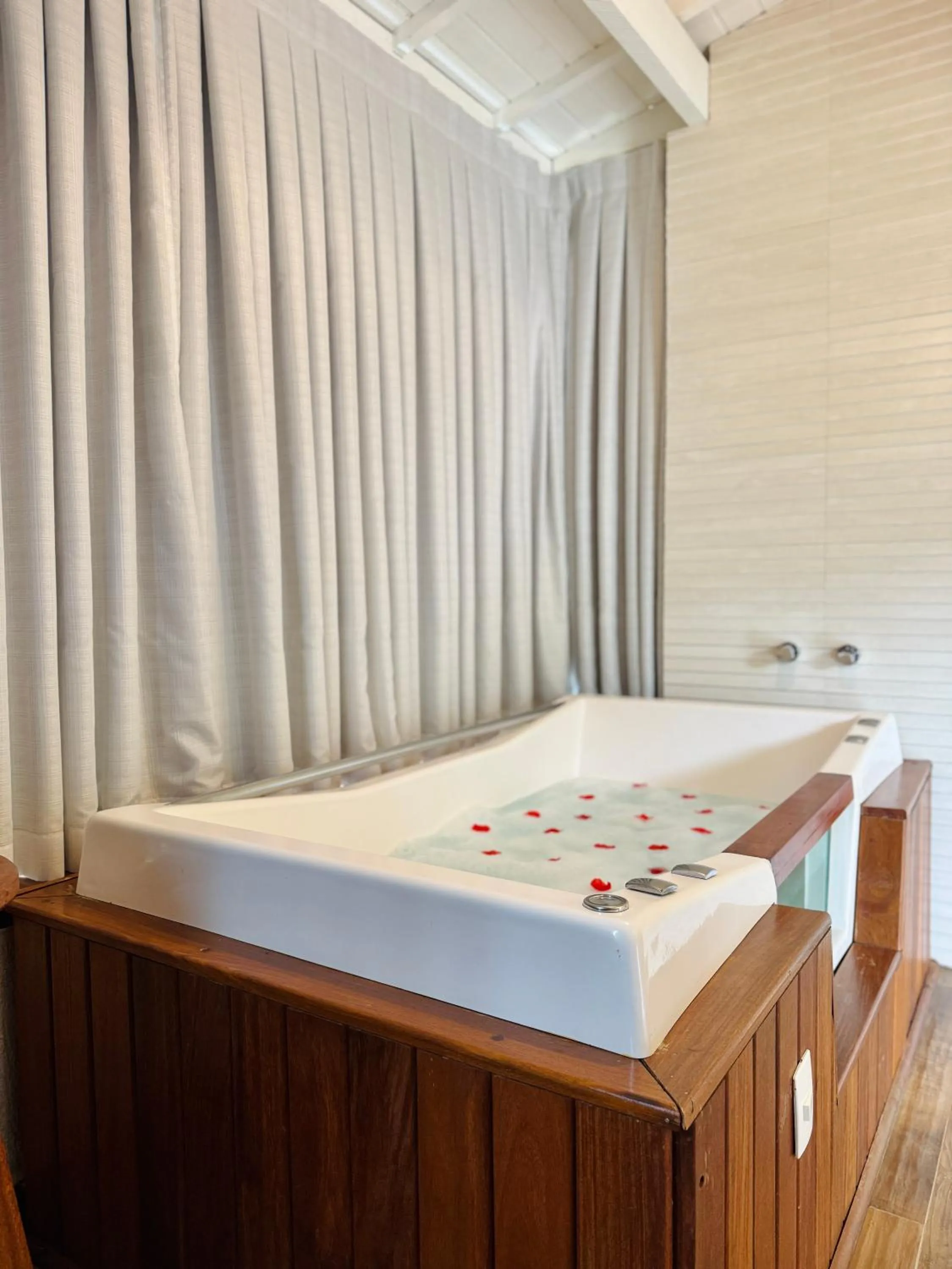 Hot Tub, Bed in Pousada Villa Monte Verde