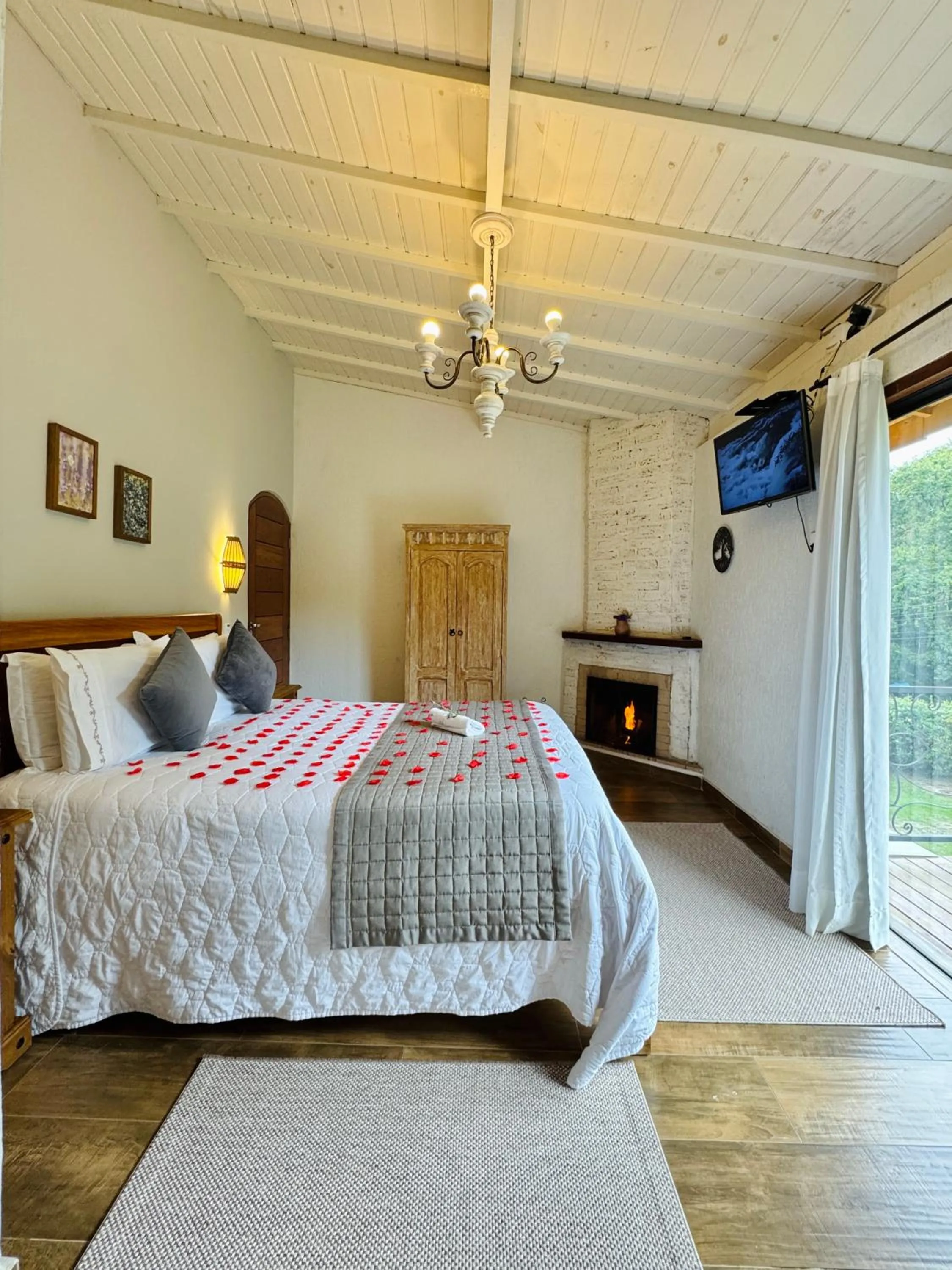 Balcony/Terrace, Bed in Pousada Villa Monte Verde