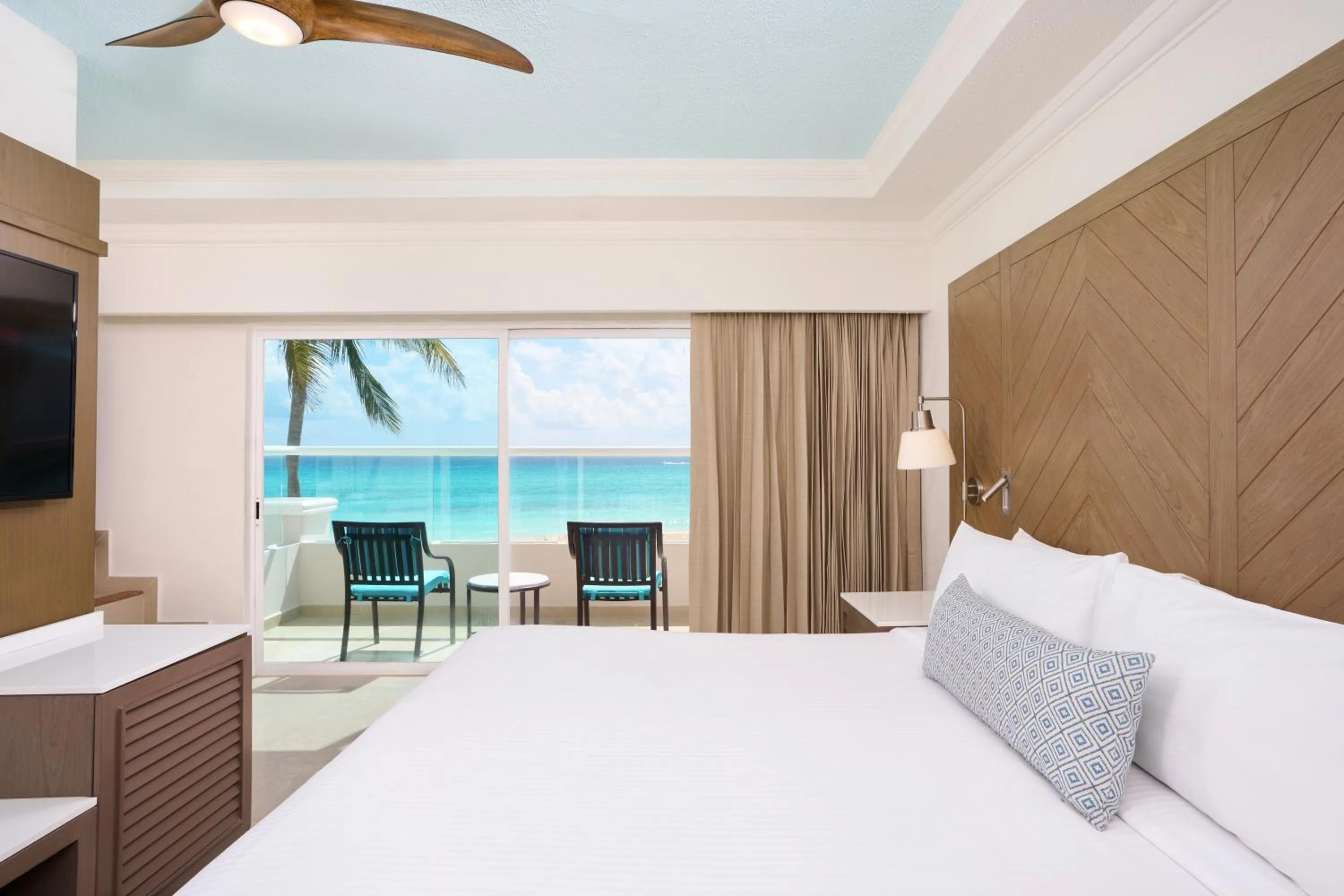 Bedroom, Bed in Wyndham Alltra Cancun All Inclusive Resort