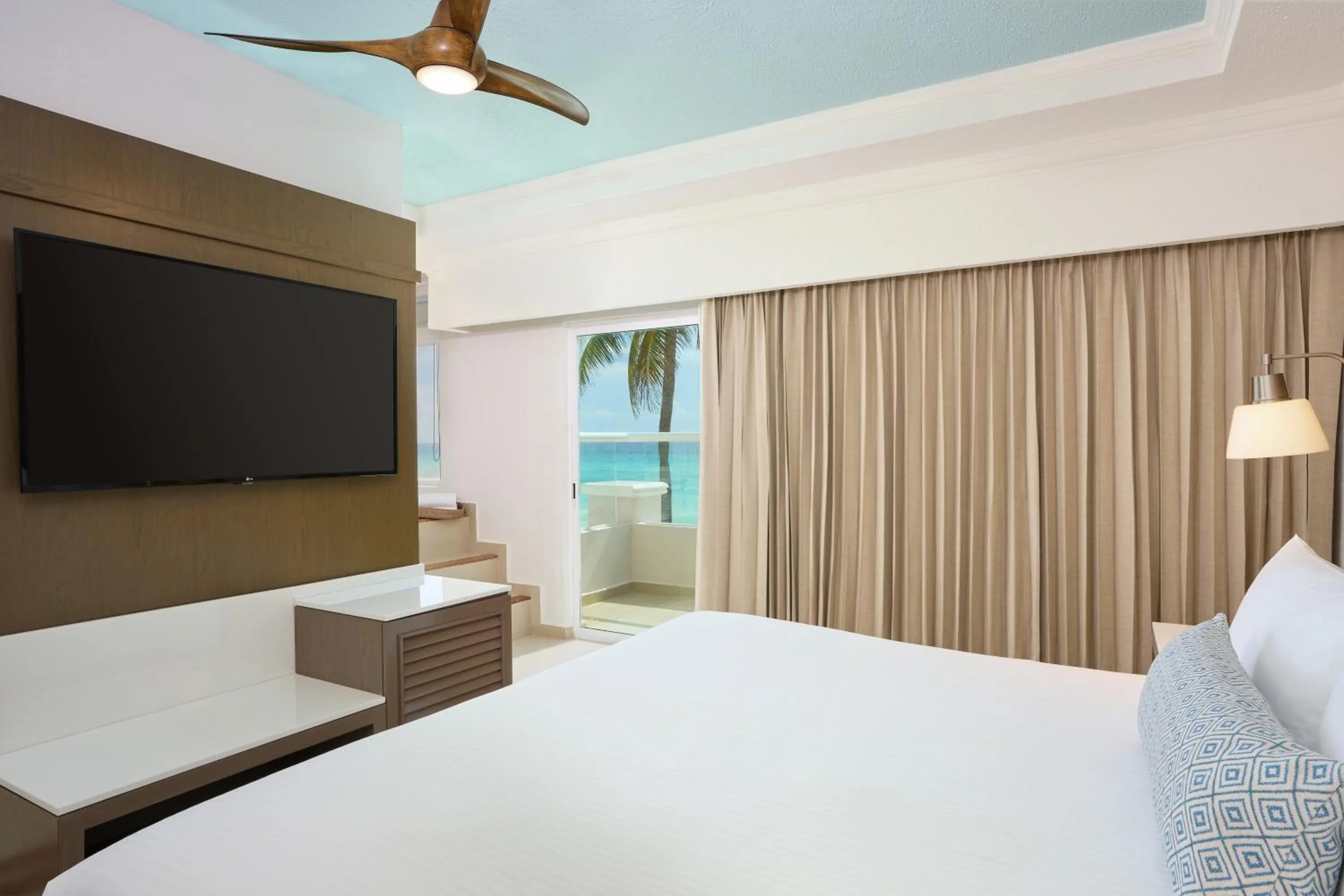 TV and multimedia, Bed in Wyndham Alltra Cancun All Inclusive Resort