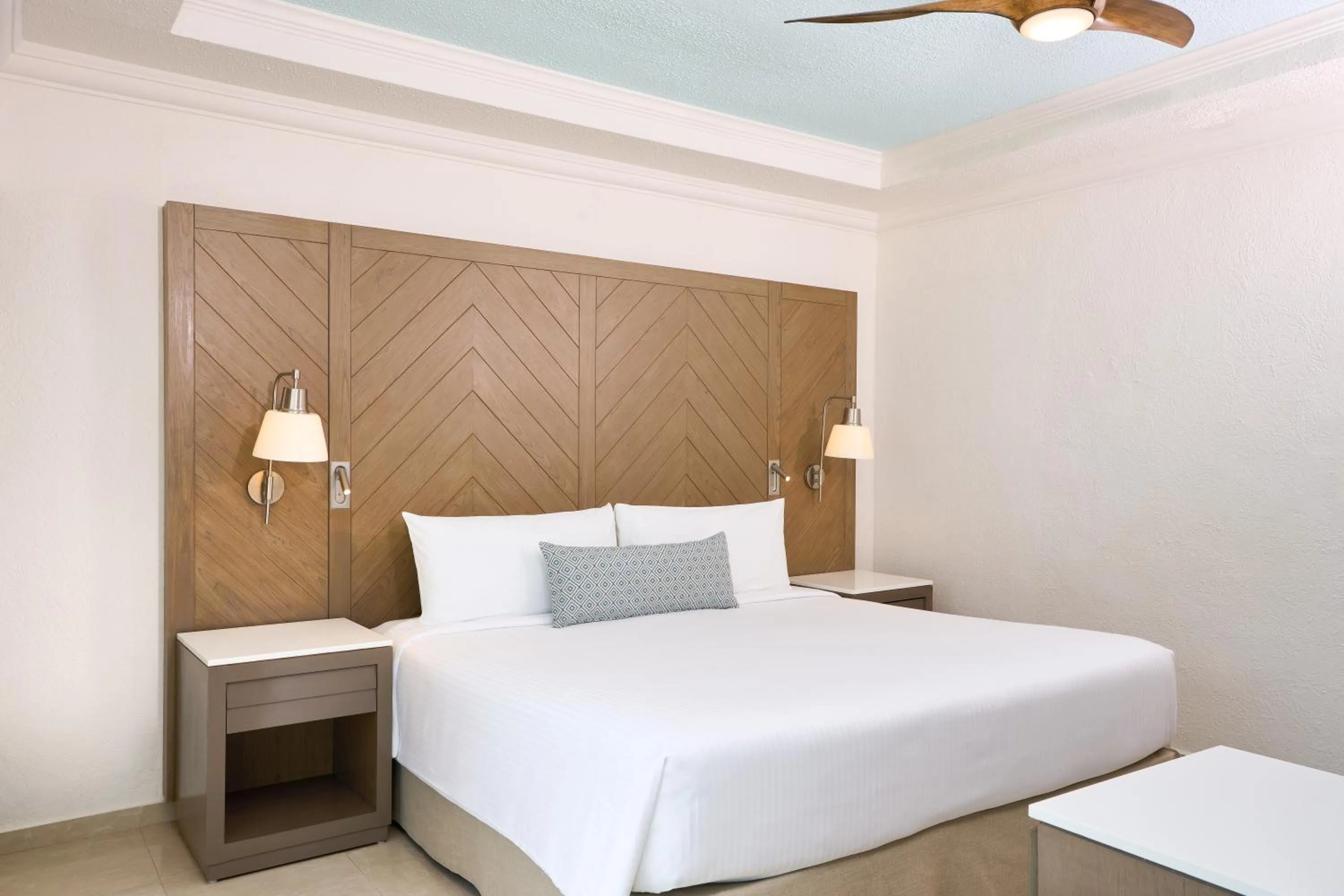 Bed in Wyndham Alltra Cancun All Inclusive Resort