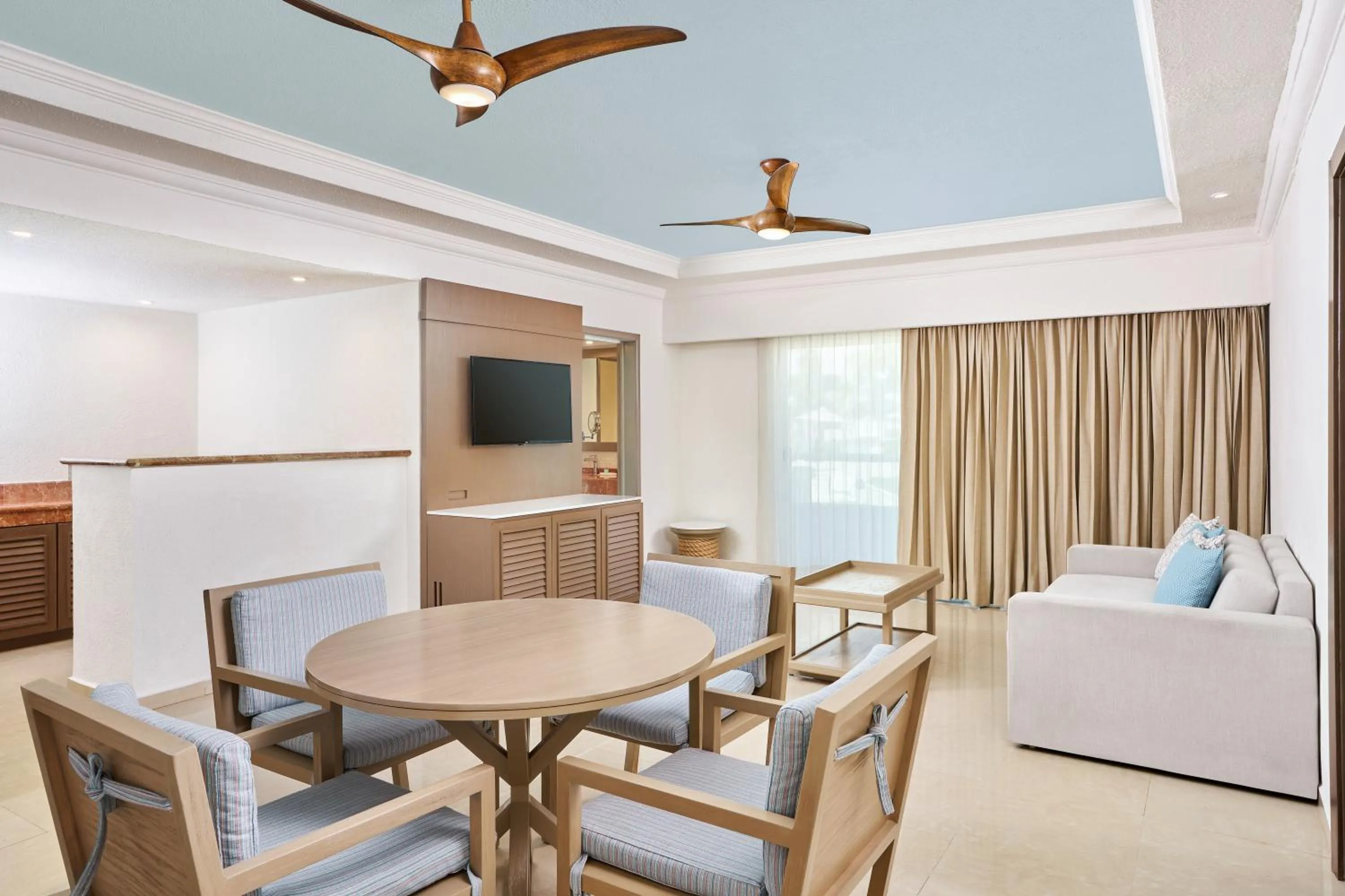 TV and multimedia in Wyndham Alltra Cancun All Inclusive Resort