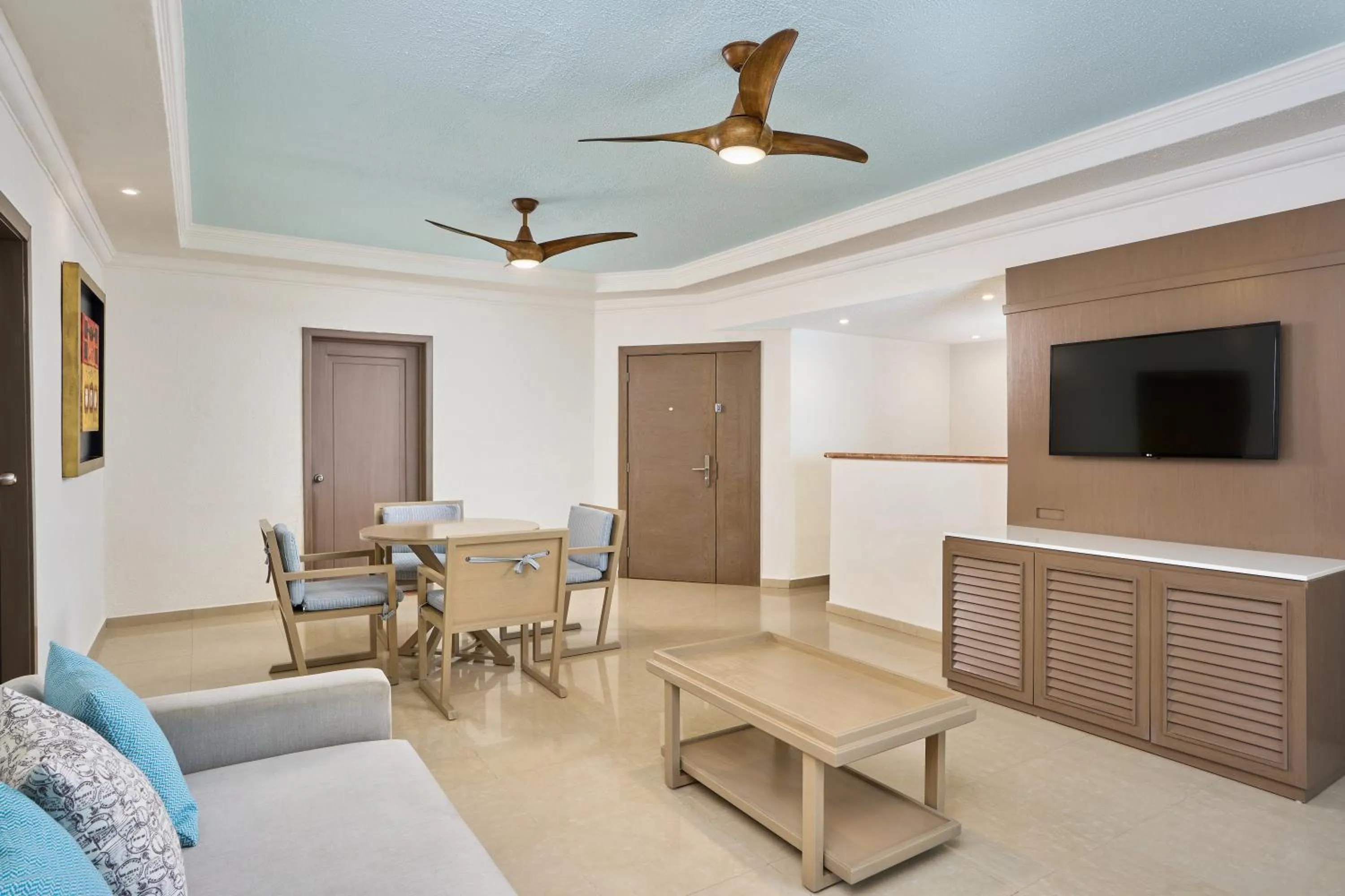 TV and multimedia in Wyndham Alltra Cancun All Inclusive Resort