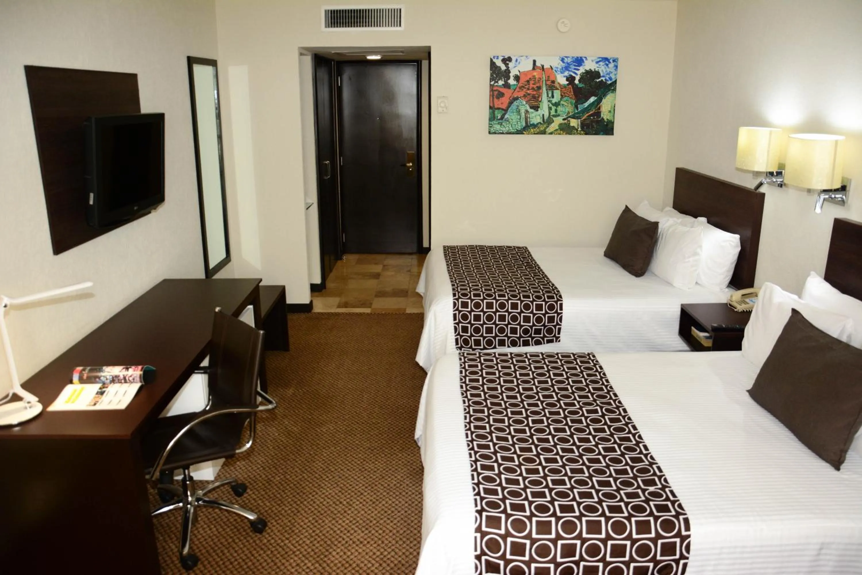 Photo of the whole room, Bed in Wyndham Executivo Culiacan