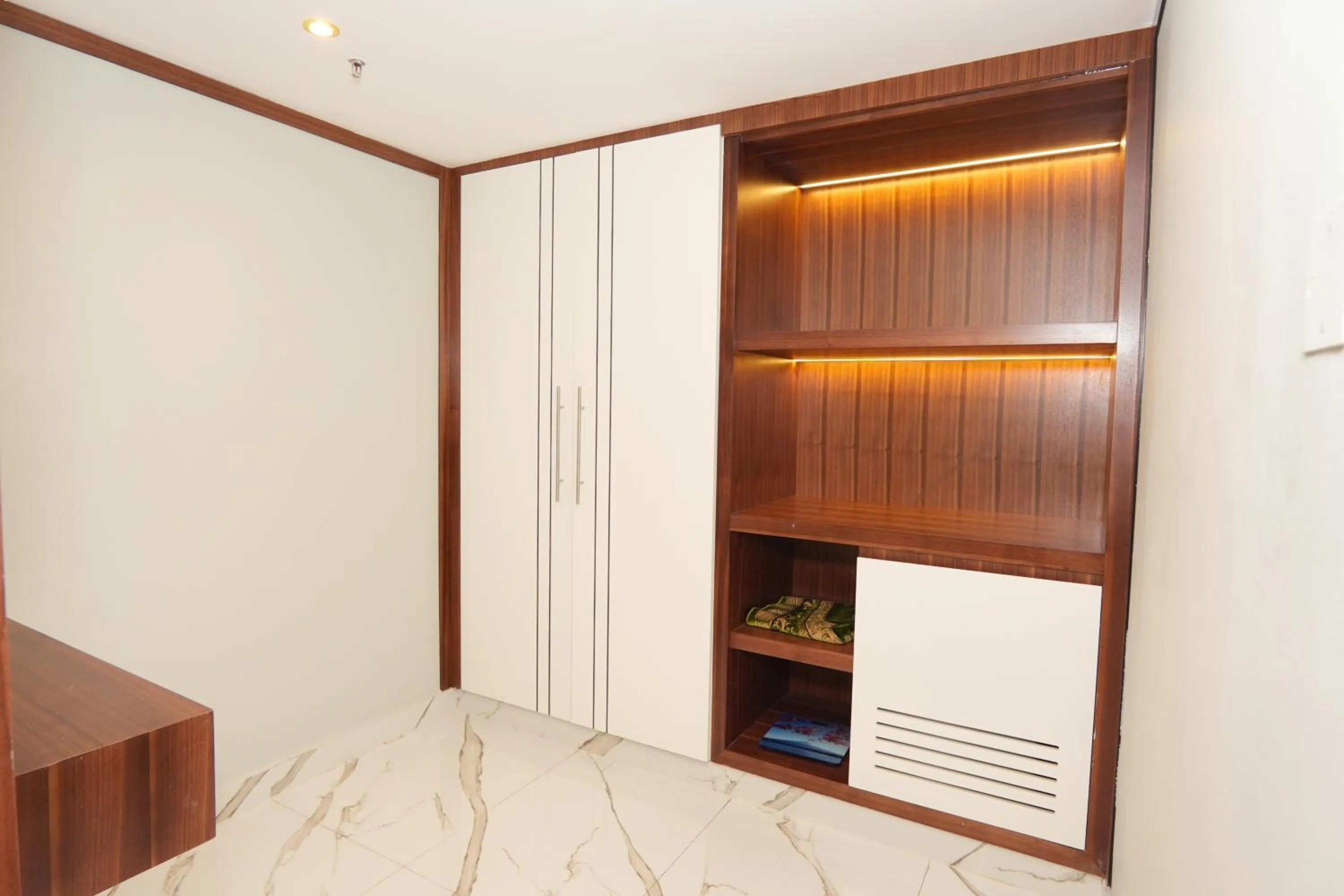 wardrobe, Bed in Concorde Deira Hotel -Formerly Golden Tulip Deira Hotel