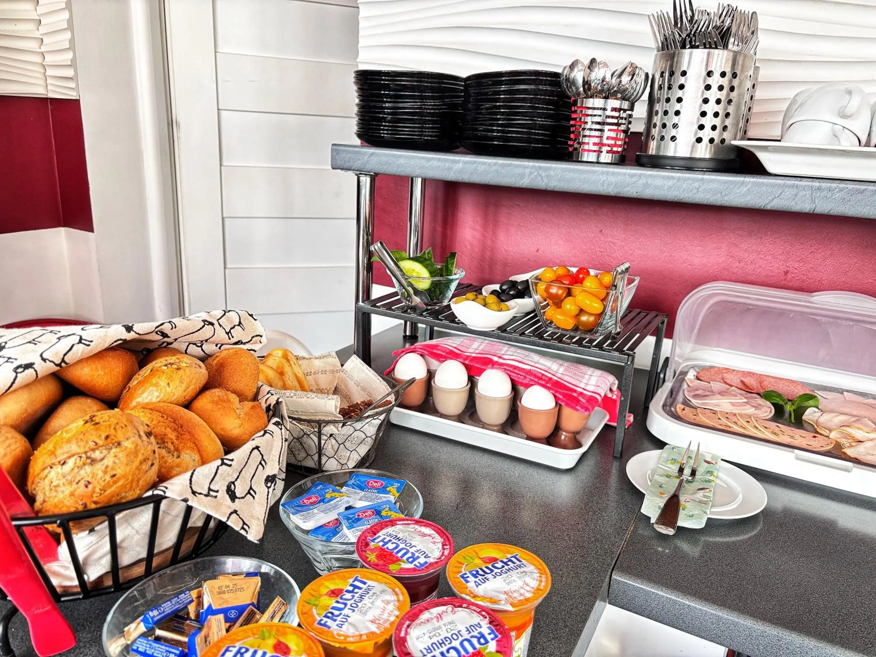 Restaurant/places to eat in Hotel 108