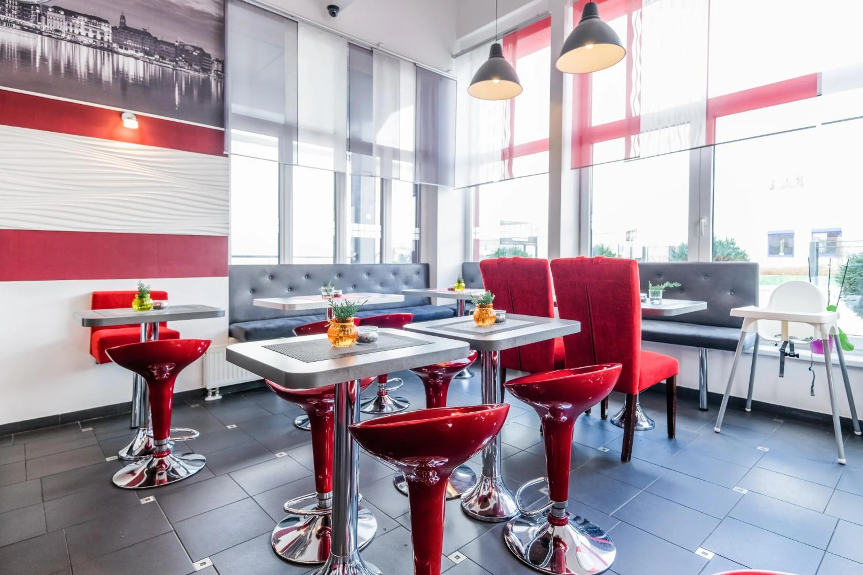 Restaurant/places to eat in Hotel 108