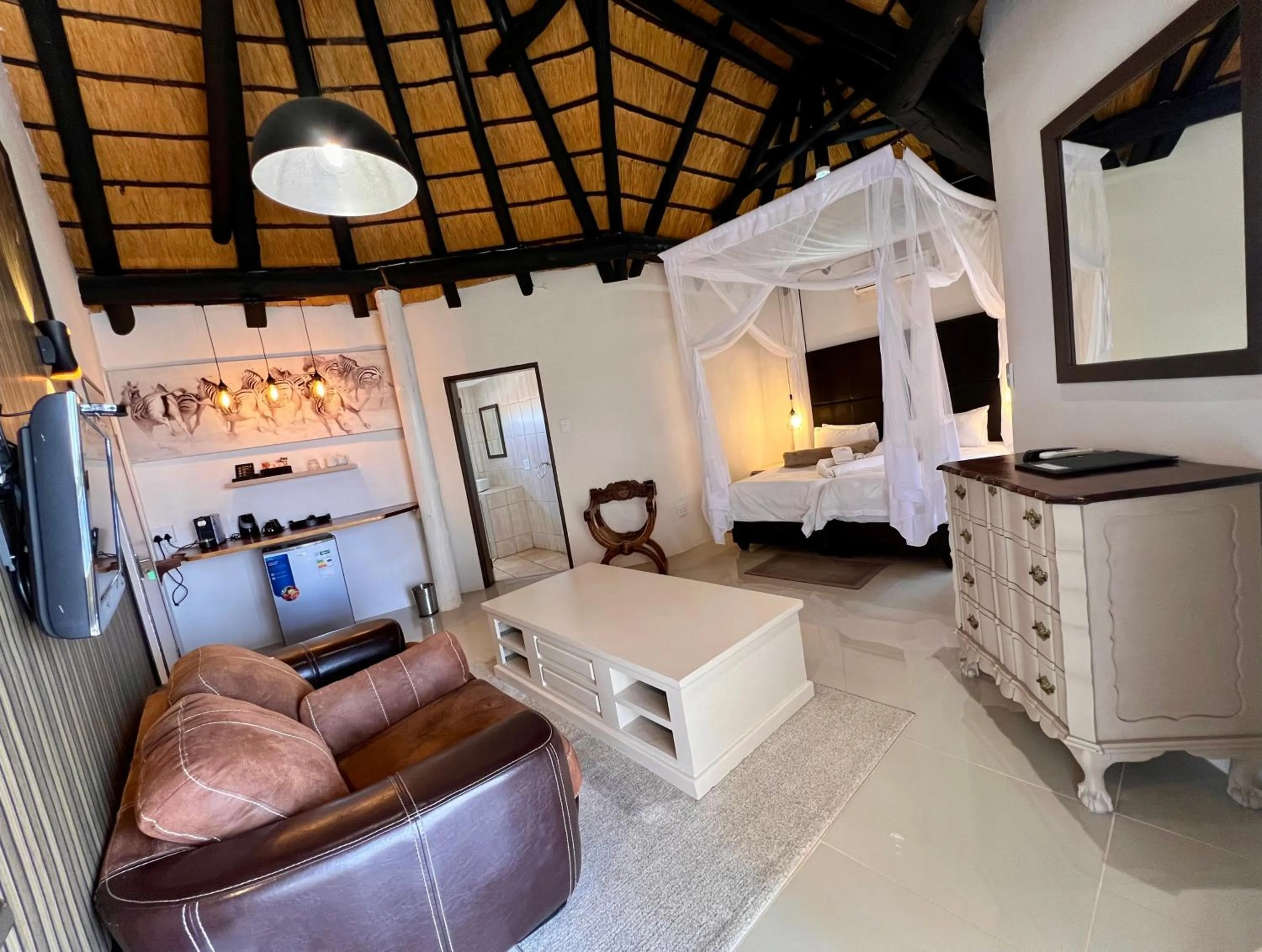 Communal lounge/ TV room, Bed in Lapa Lange Game Lodge