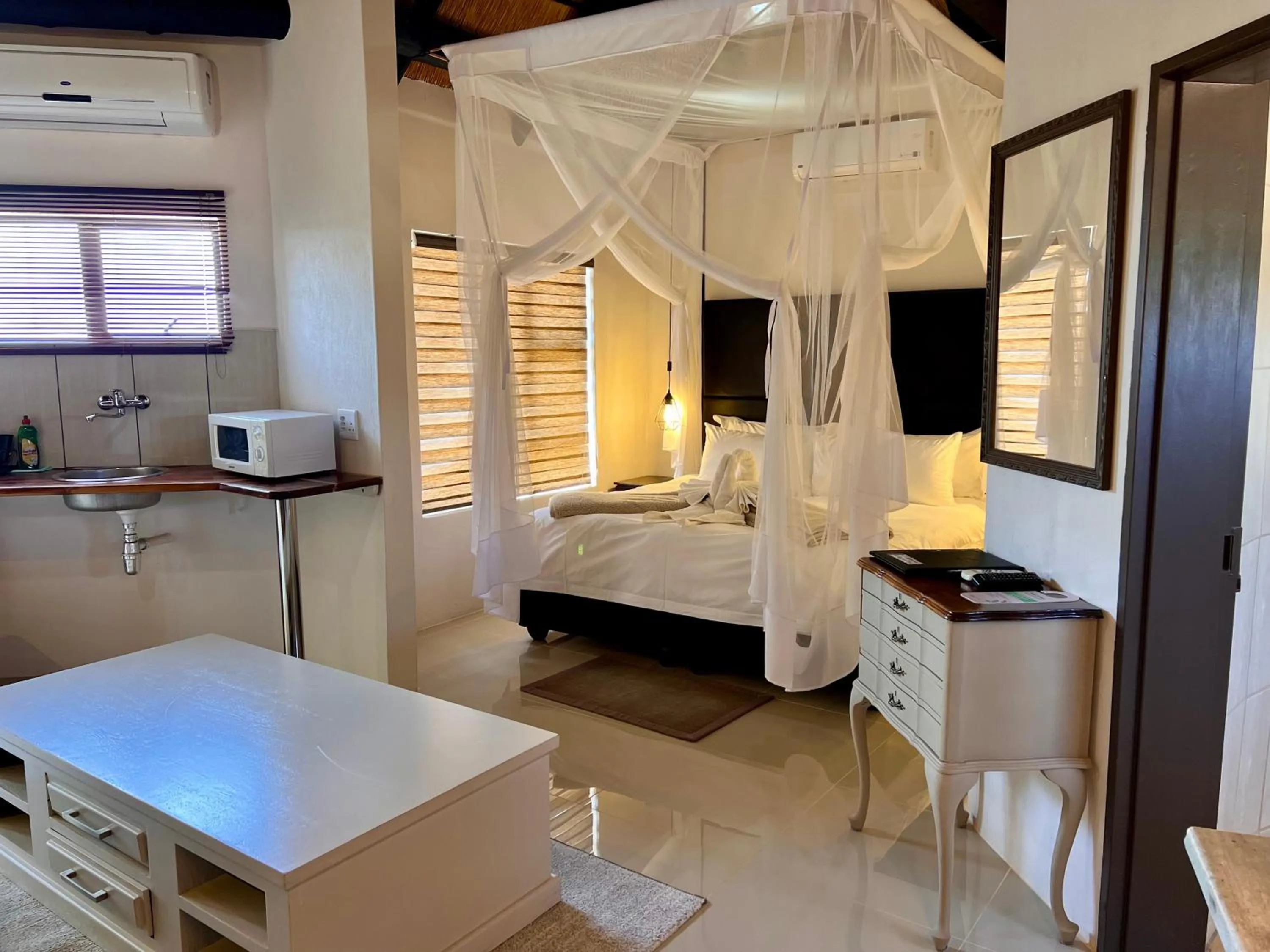 Bedroom, Bed in Lapa Lange Game Lodge