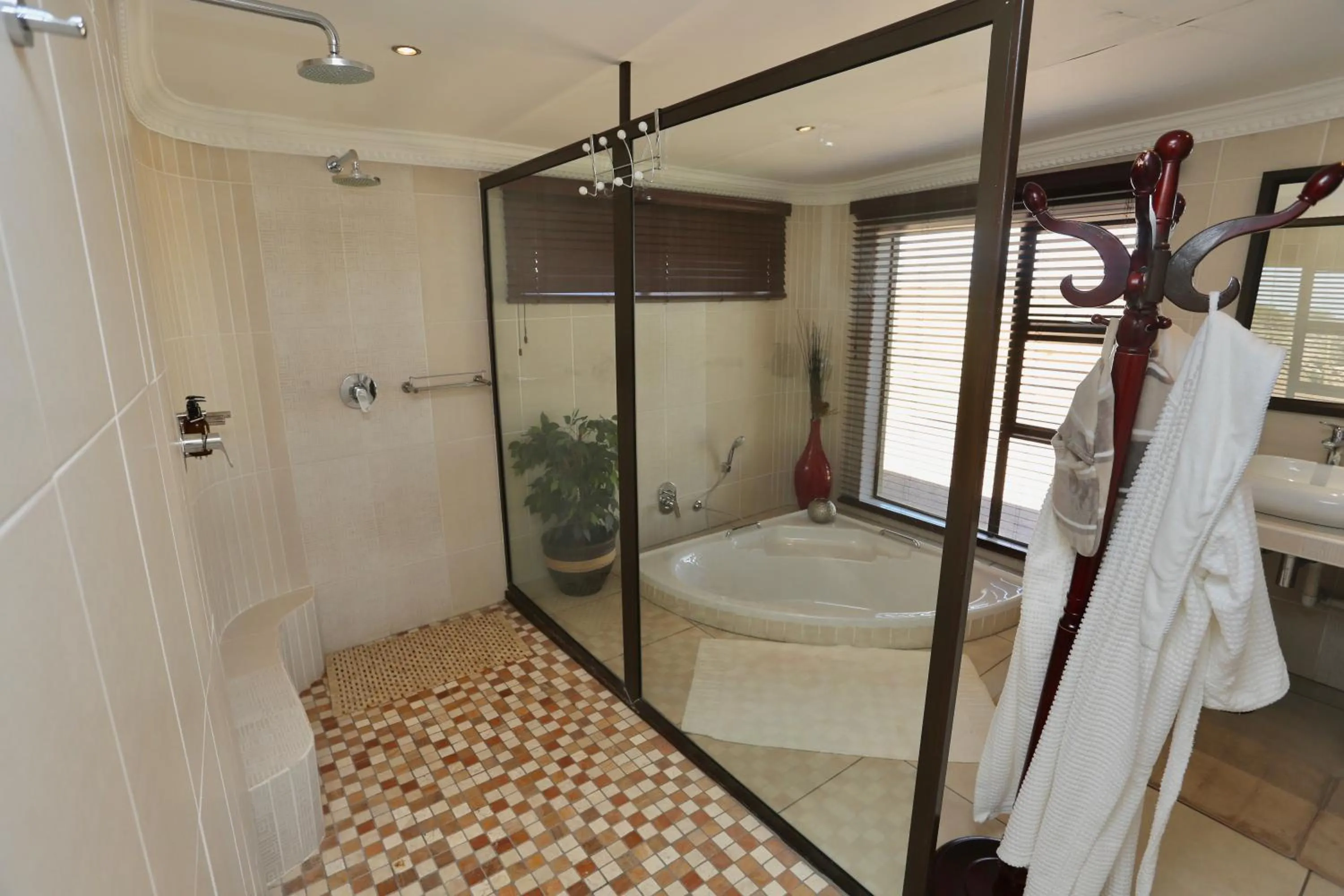 Bathroom, Bed in Lapa Lange Game Lodge