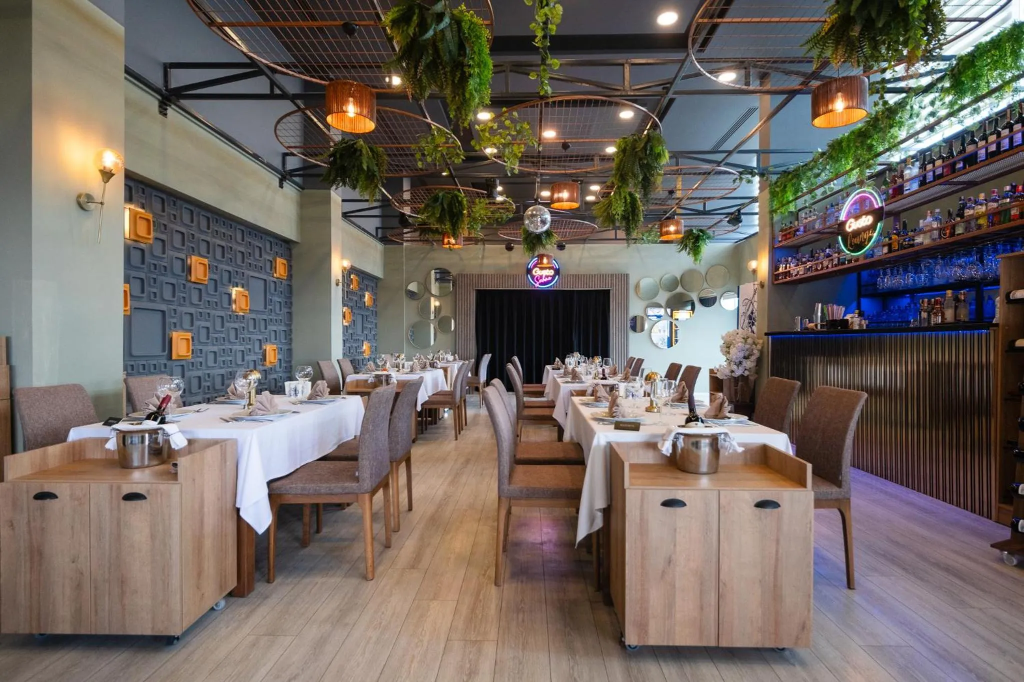 Restaurant/places to eat in Parion Hotel