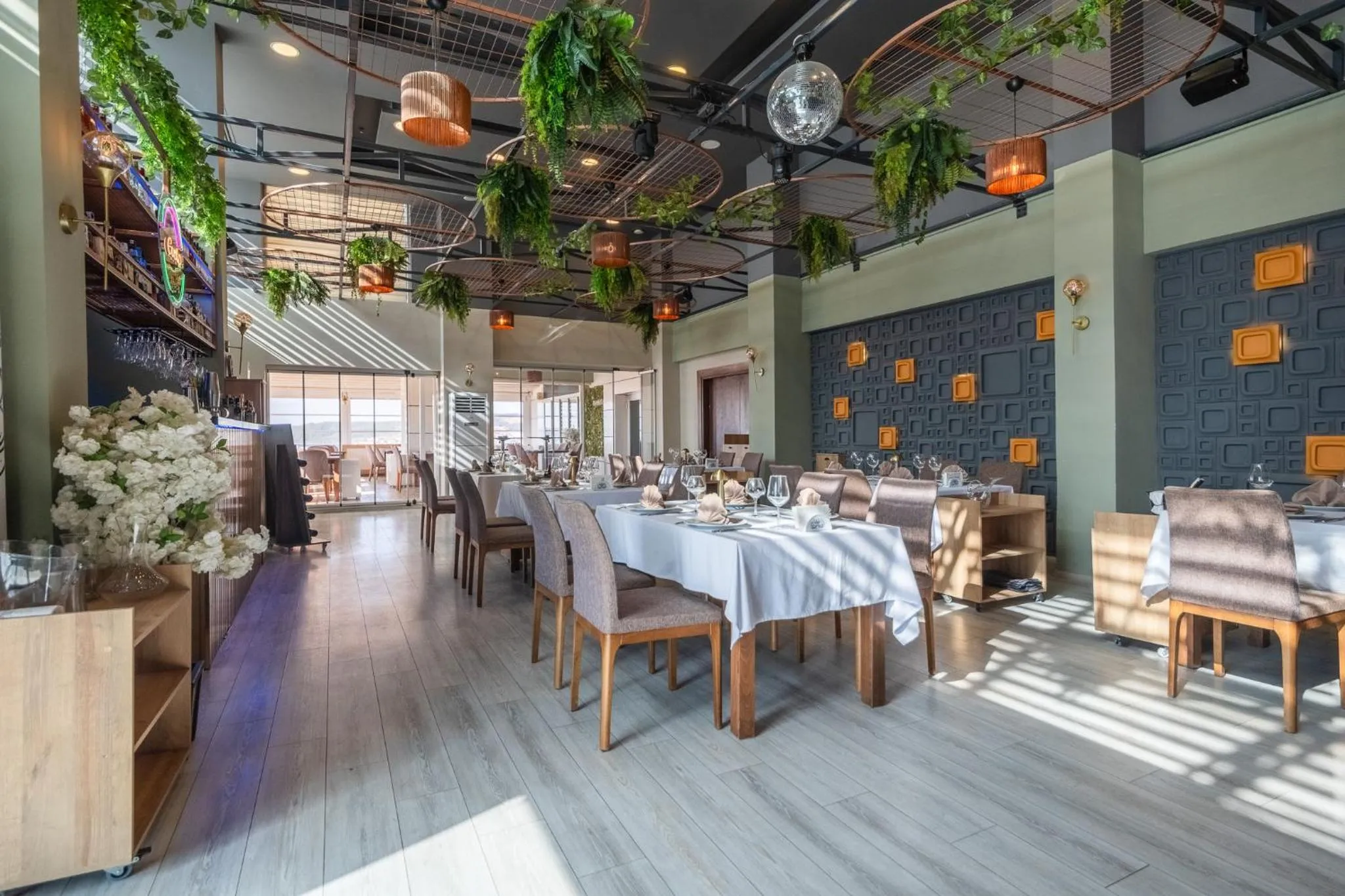 Restaurant/places to eat in Parion Hotel