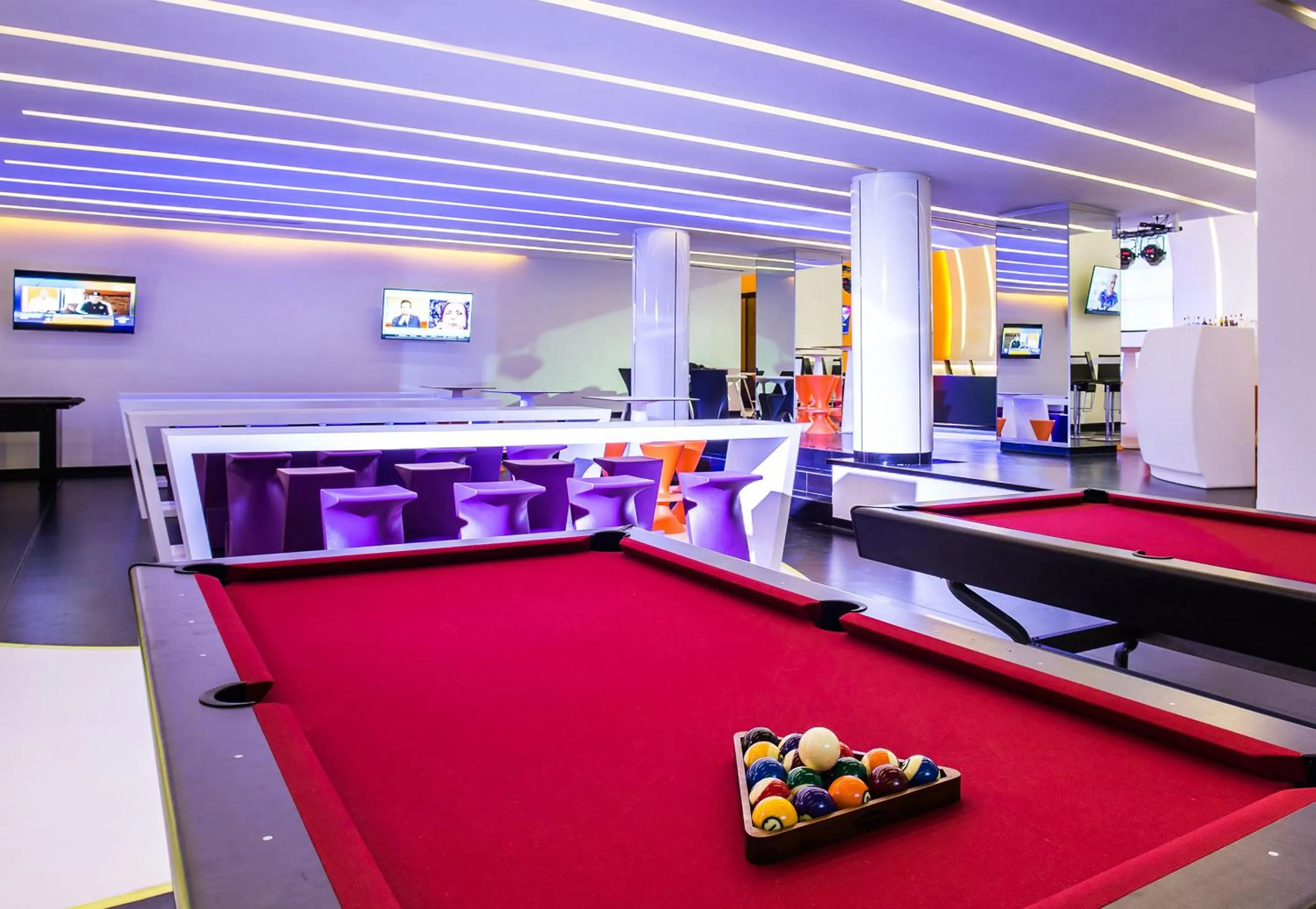 Communal lounge/ TV room in Temptation Cancun Resort - All Inclusive - Adults Only