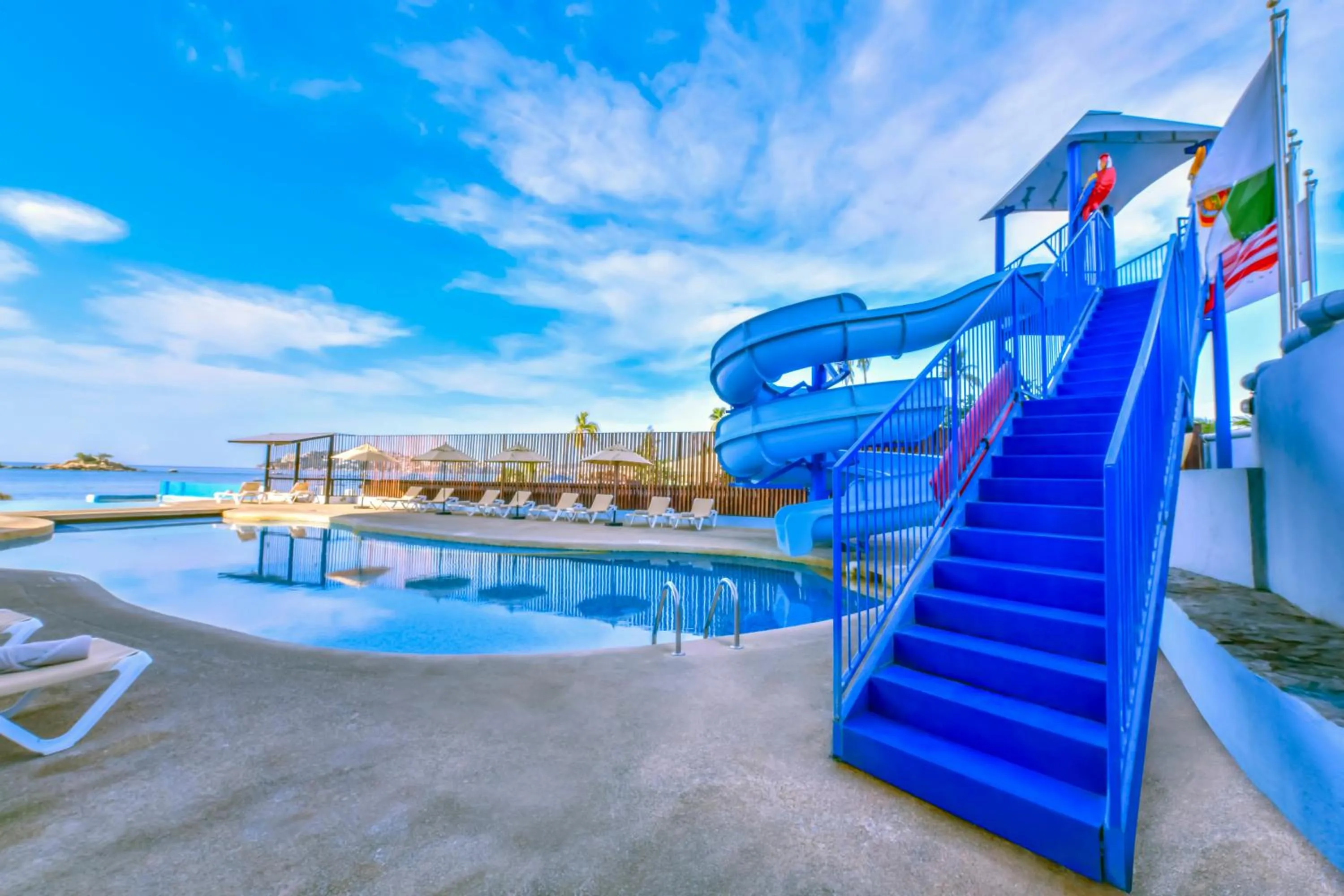 Swimming pool in Krystal Beach Acapulco