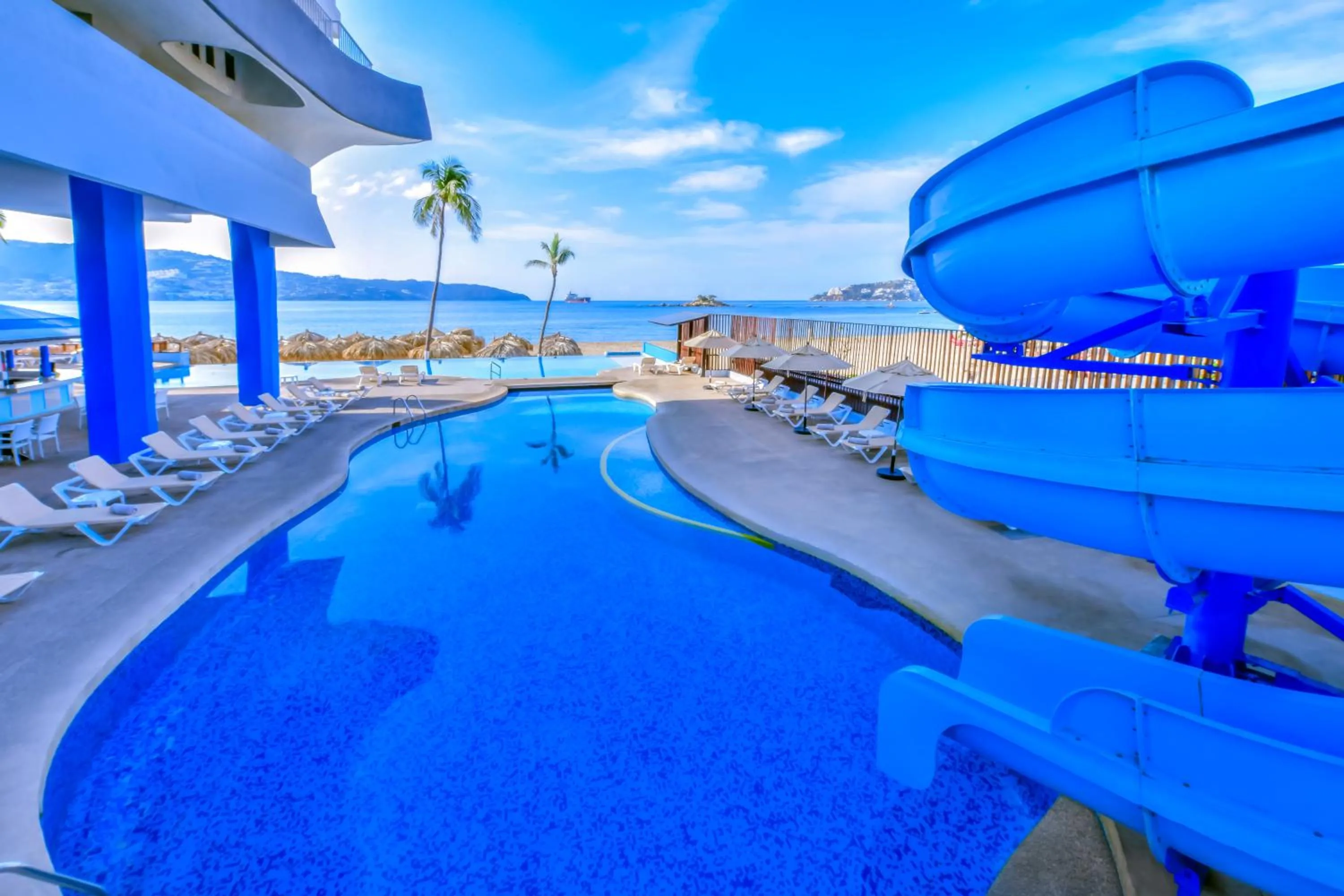 Swimming pool in Krystal Beach Acapulco