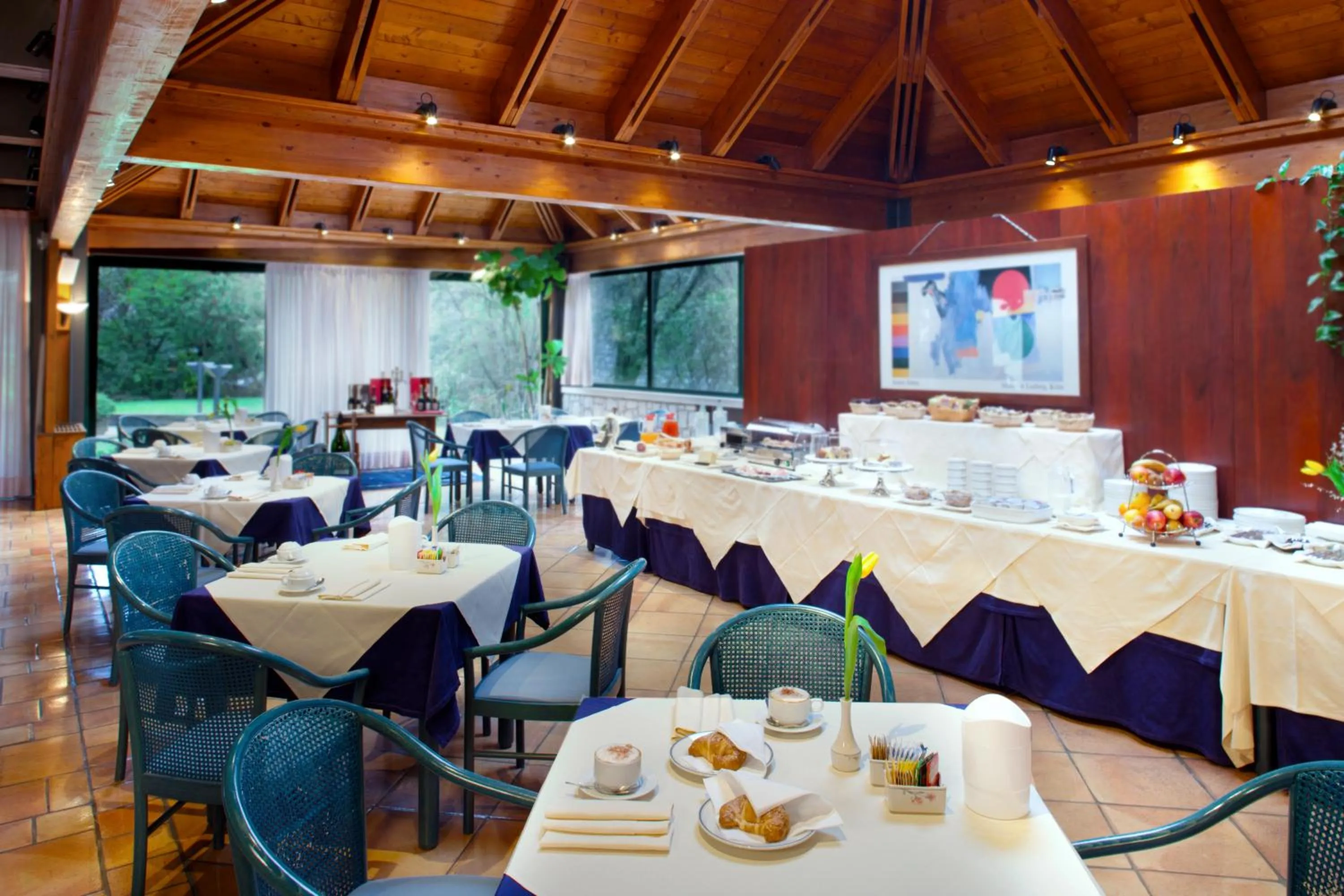 Restaurant/places to eat in Hotel Diana