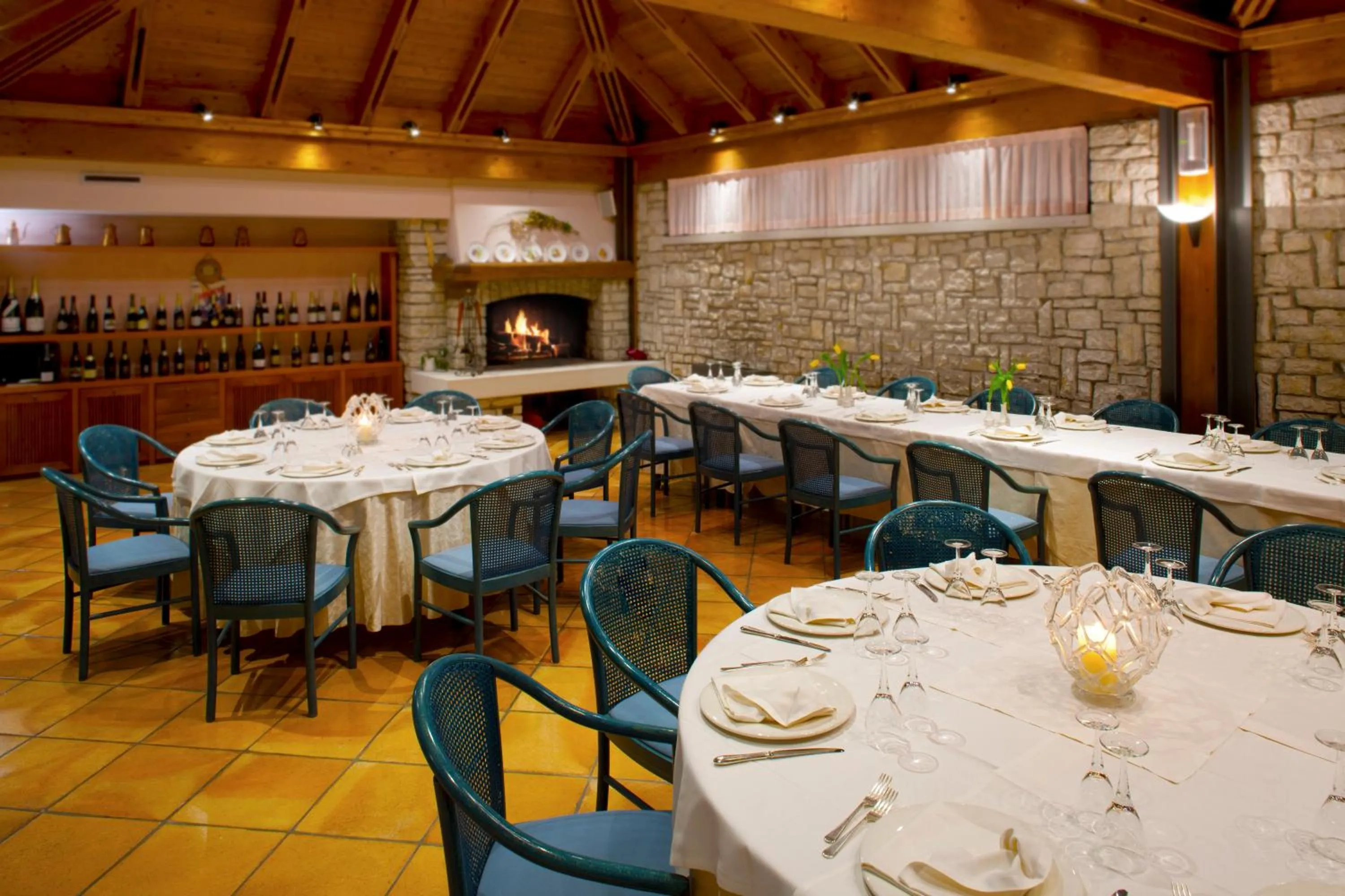 Restaurant/places to eat in Hotel Diana