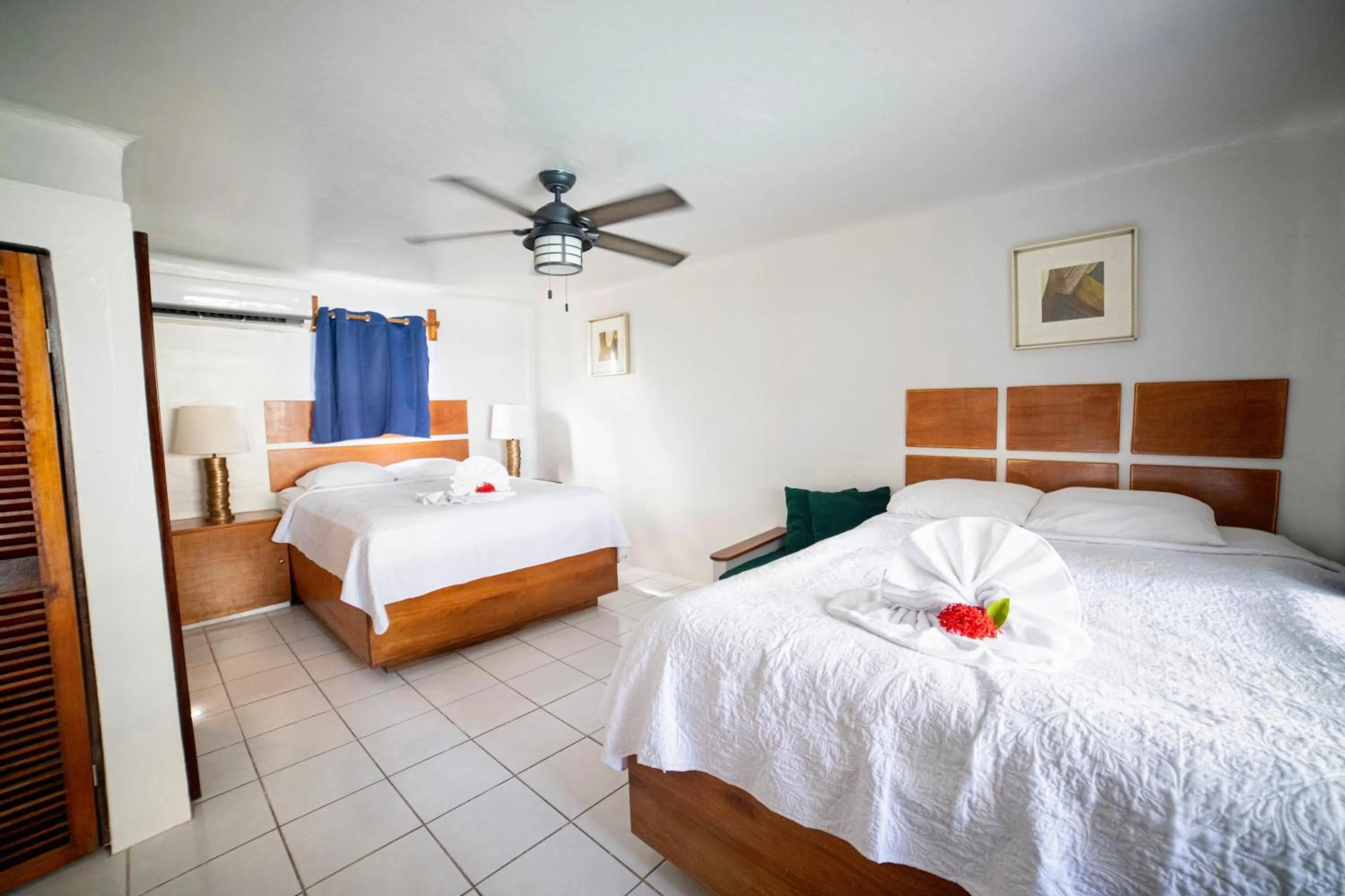 Photo of the whole room, Bed in Corona del Mar