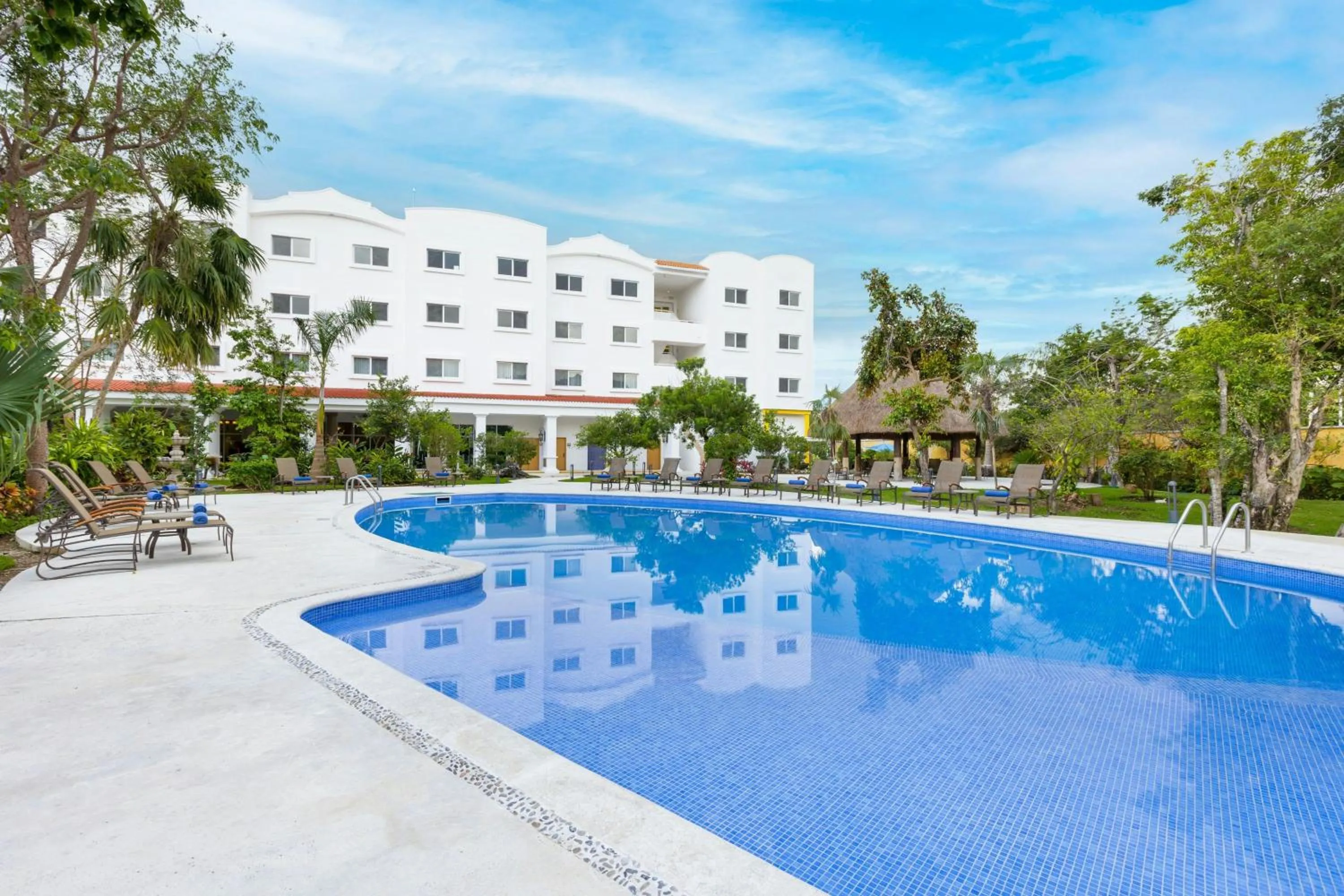 Swimming pool in Courtyard by Marriott Cancun Airport
