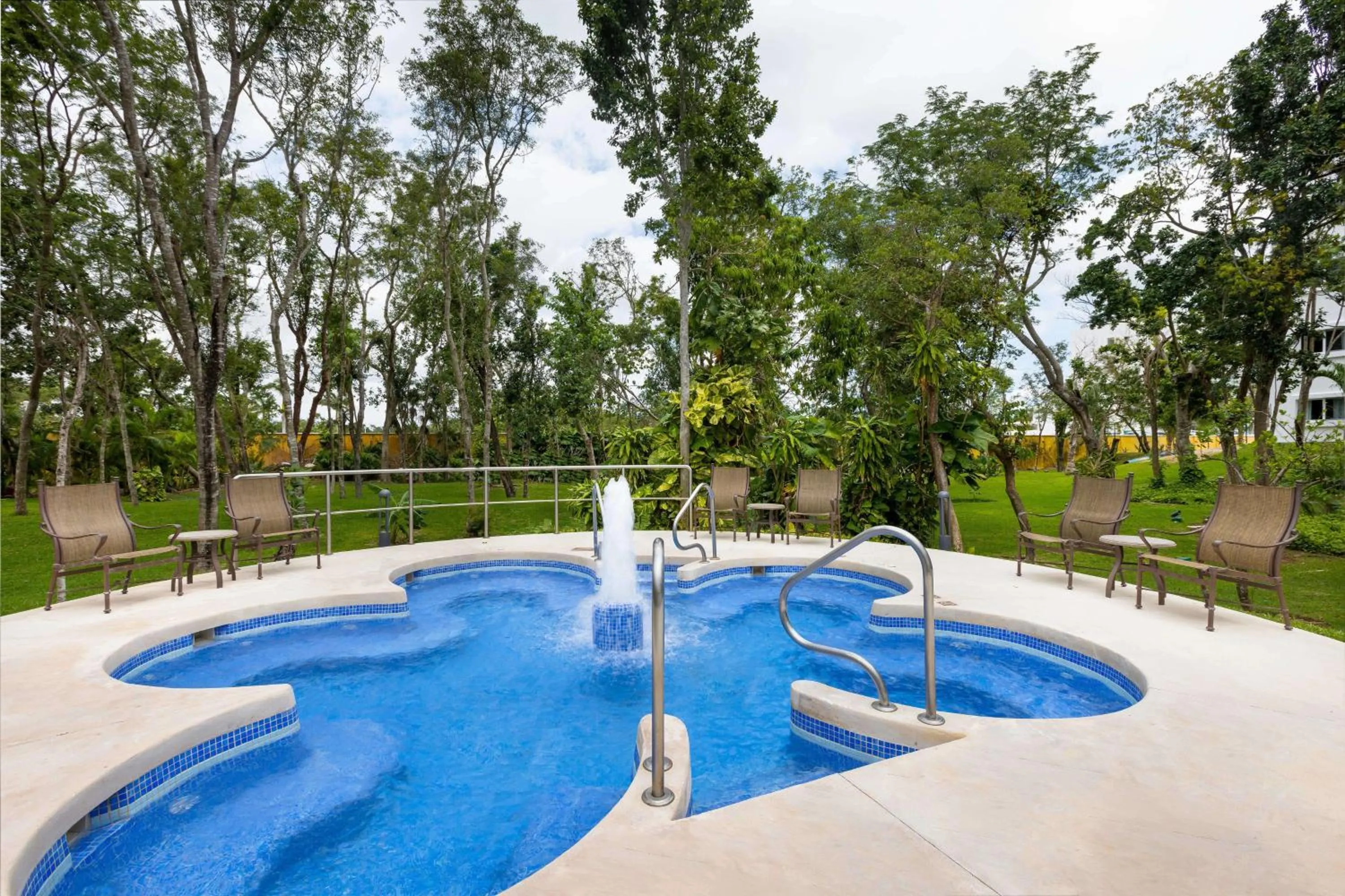 Swimming pool in Courtyard by Marriott Cancun Airport