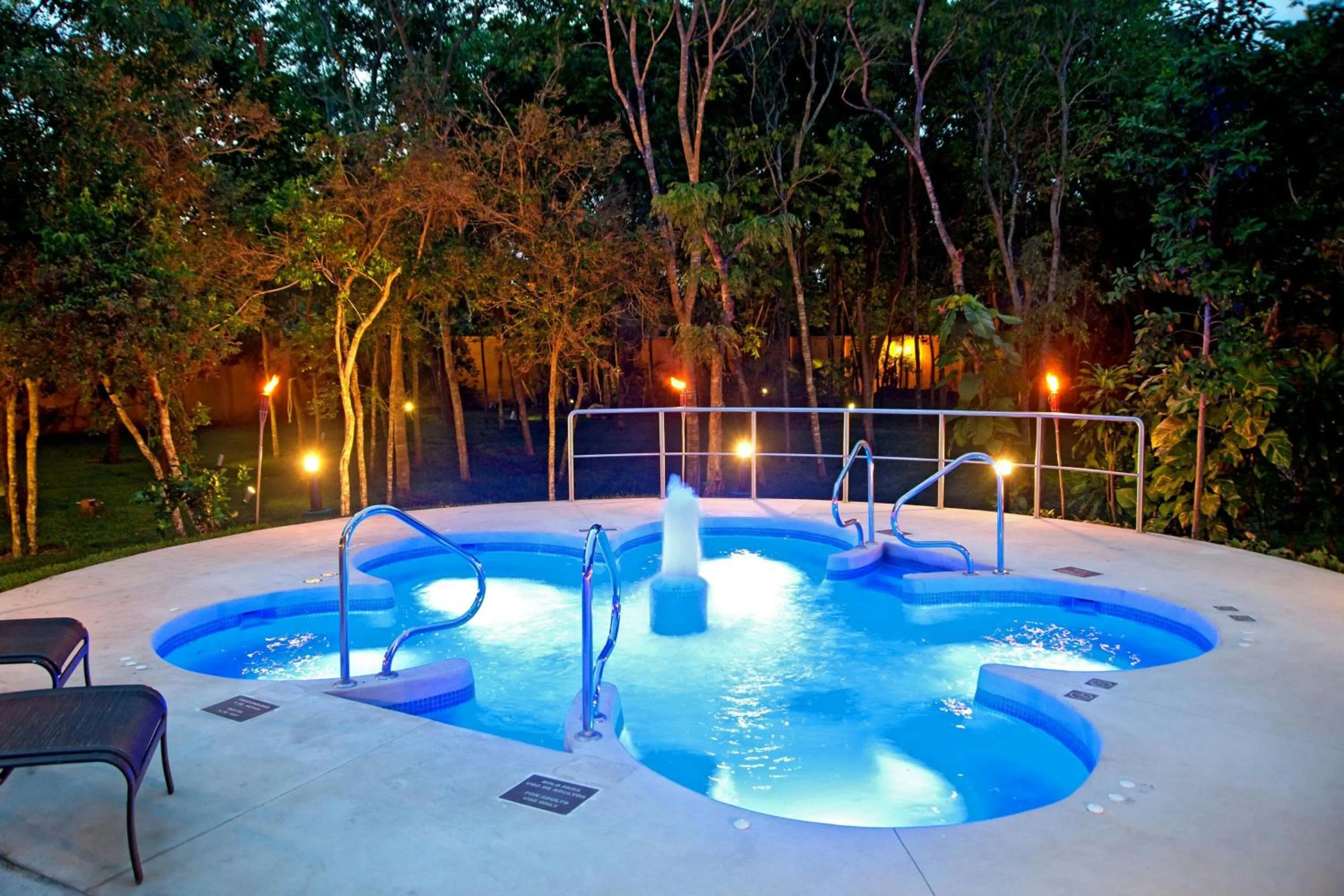 Swimming pool in Courtyard by Marriott Cancun Airport