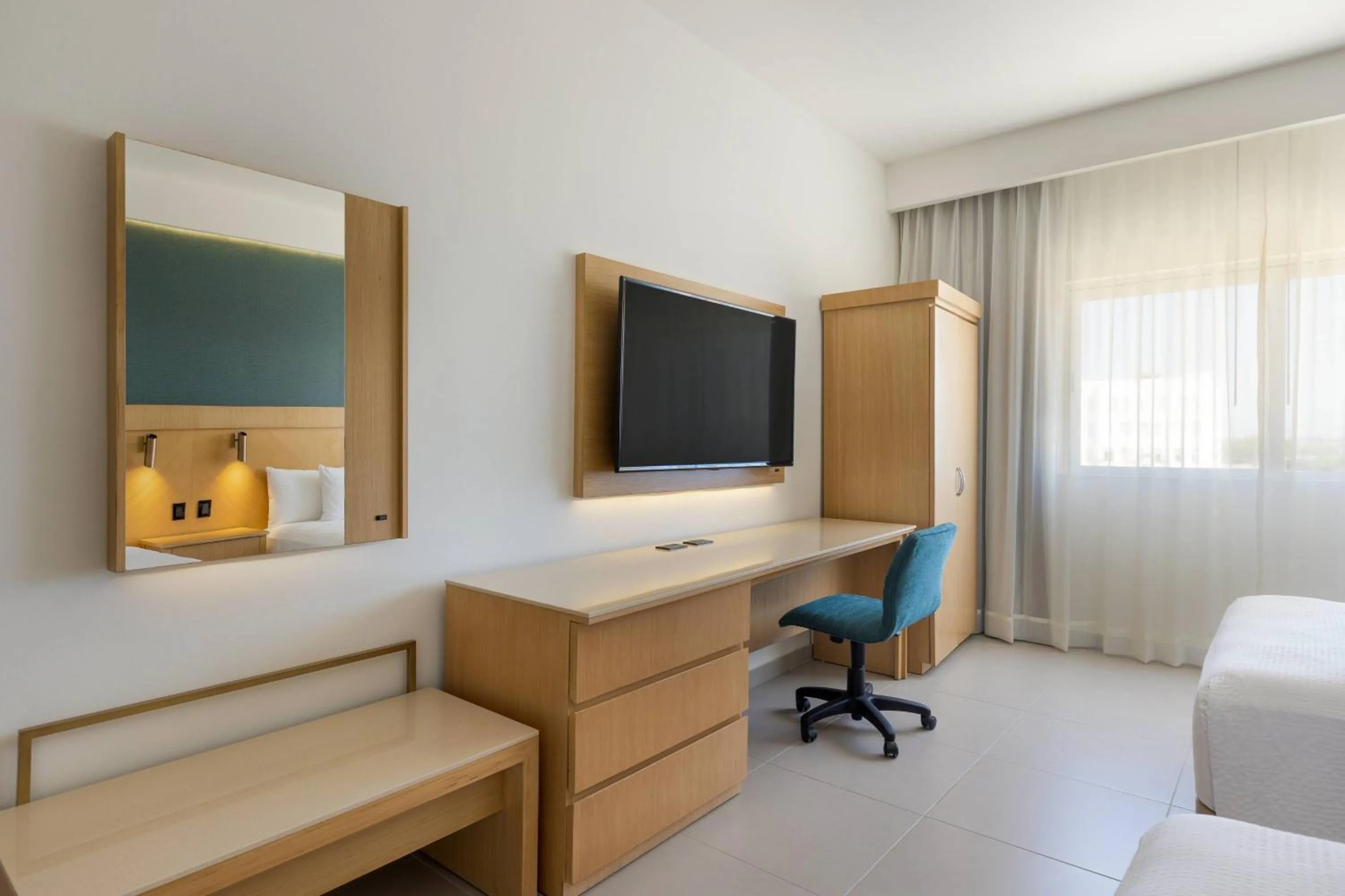 Photo of the whole room, Bed in Courtyard by Marriott Cancun Airport