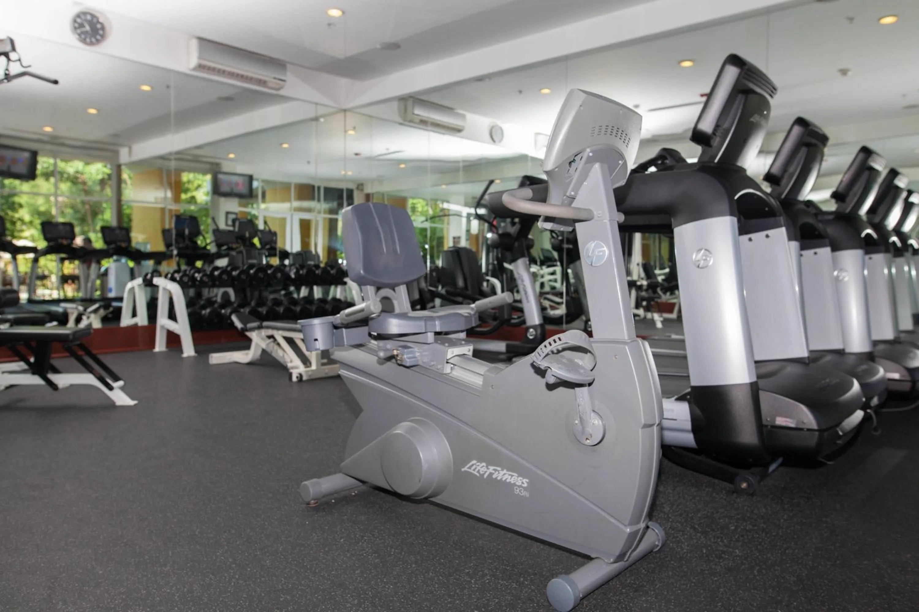 Fitness centre/facilities in Courtyard by Marriott Cancun Airport