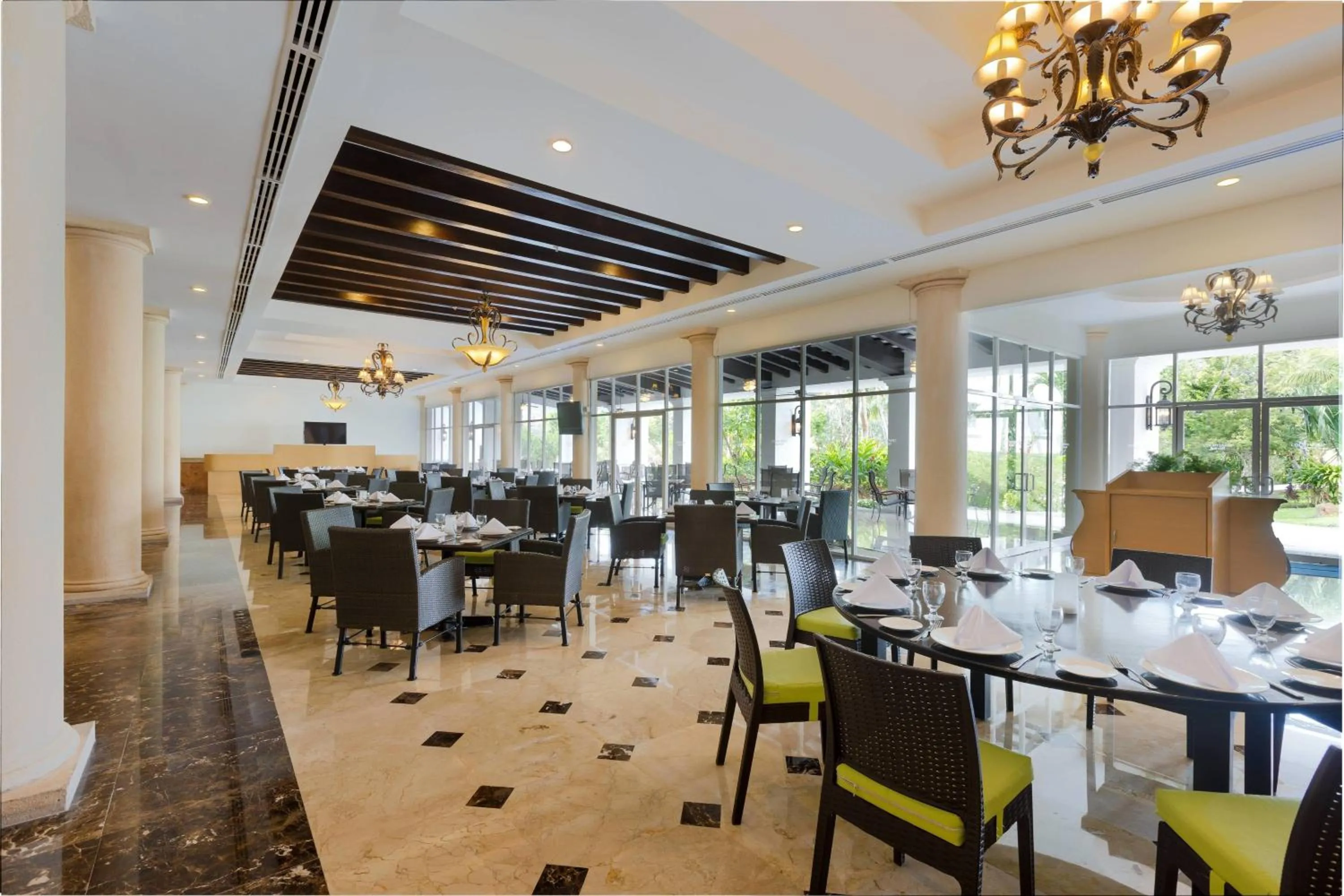 Restaurant/places to eat in Courtyard by Marriott Cancun Airport