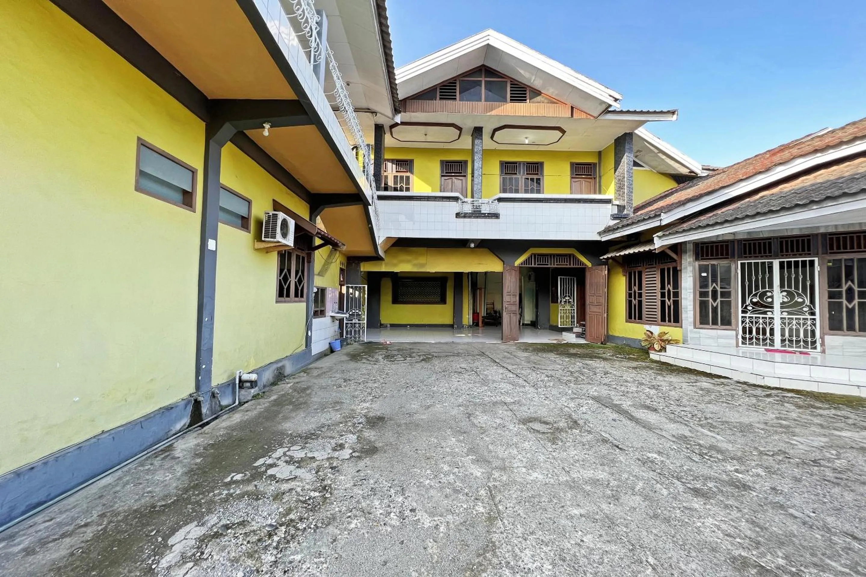 Facade/entrance in Hotel O Wisma Amrach