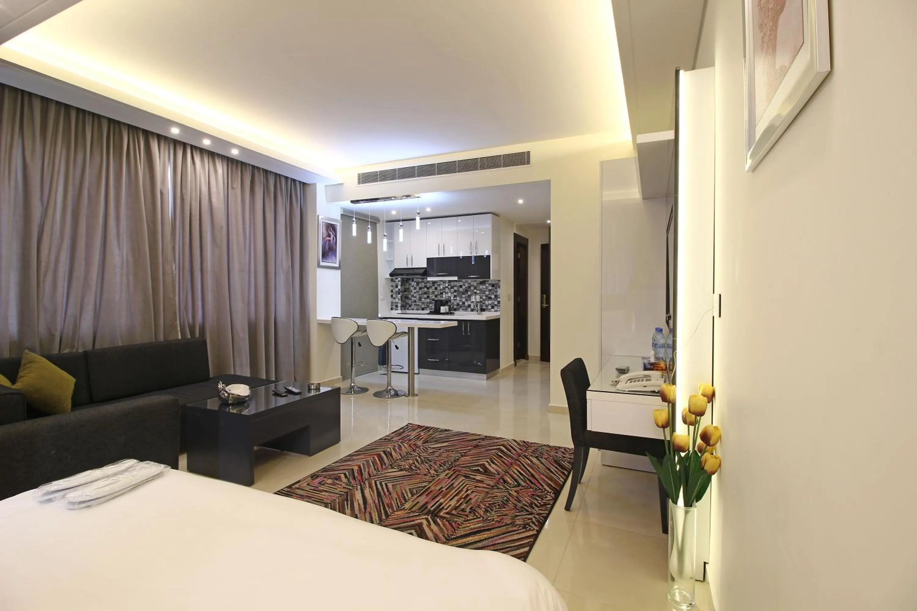 Living room, Bed in Palm Ville Suites