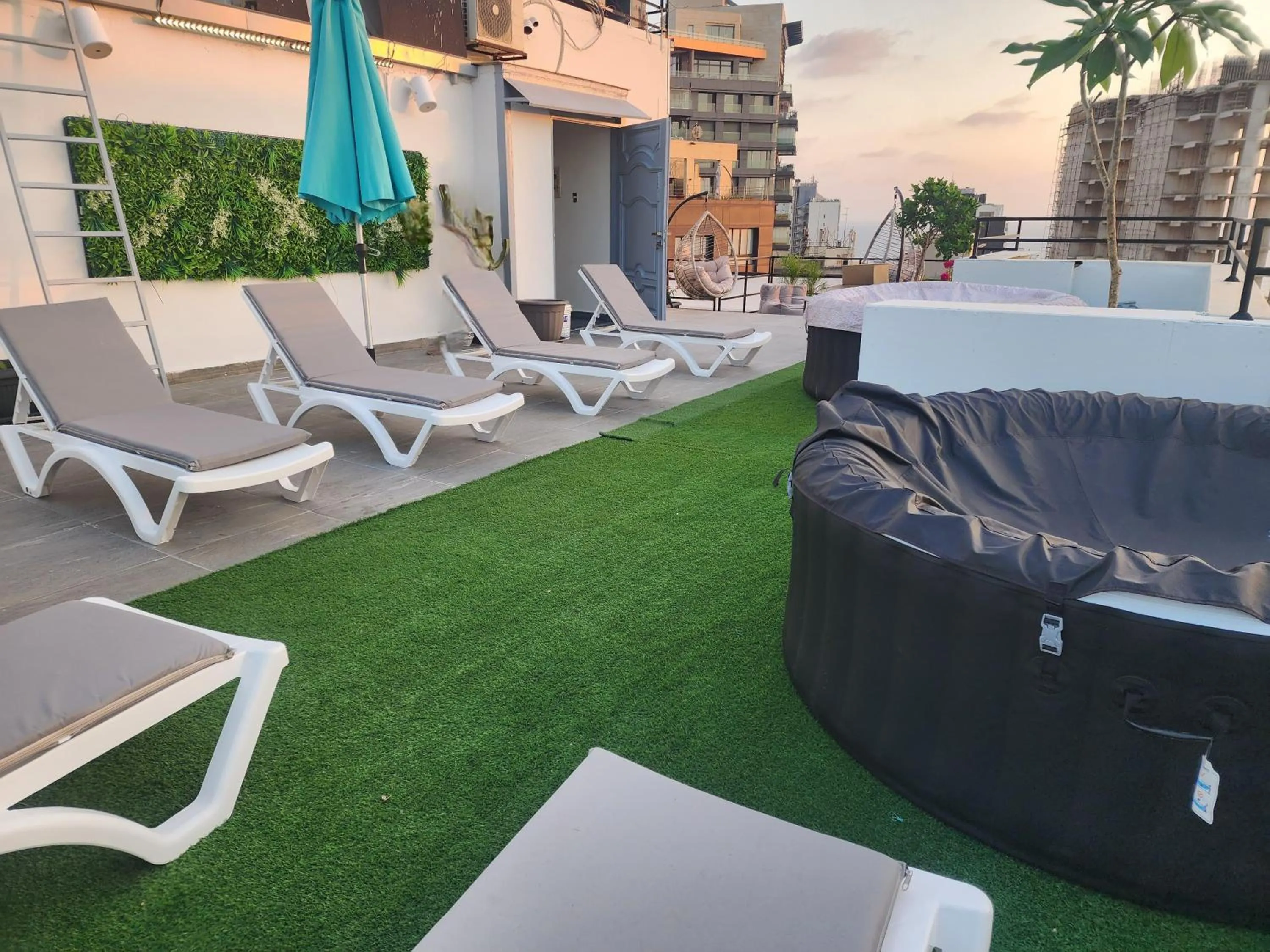 Hot Tub in Palm Ville Suites