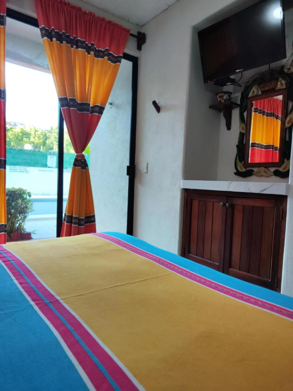 Communal lounge/ TV room, Bed in Hotel J.B.