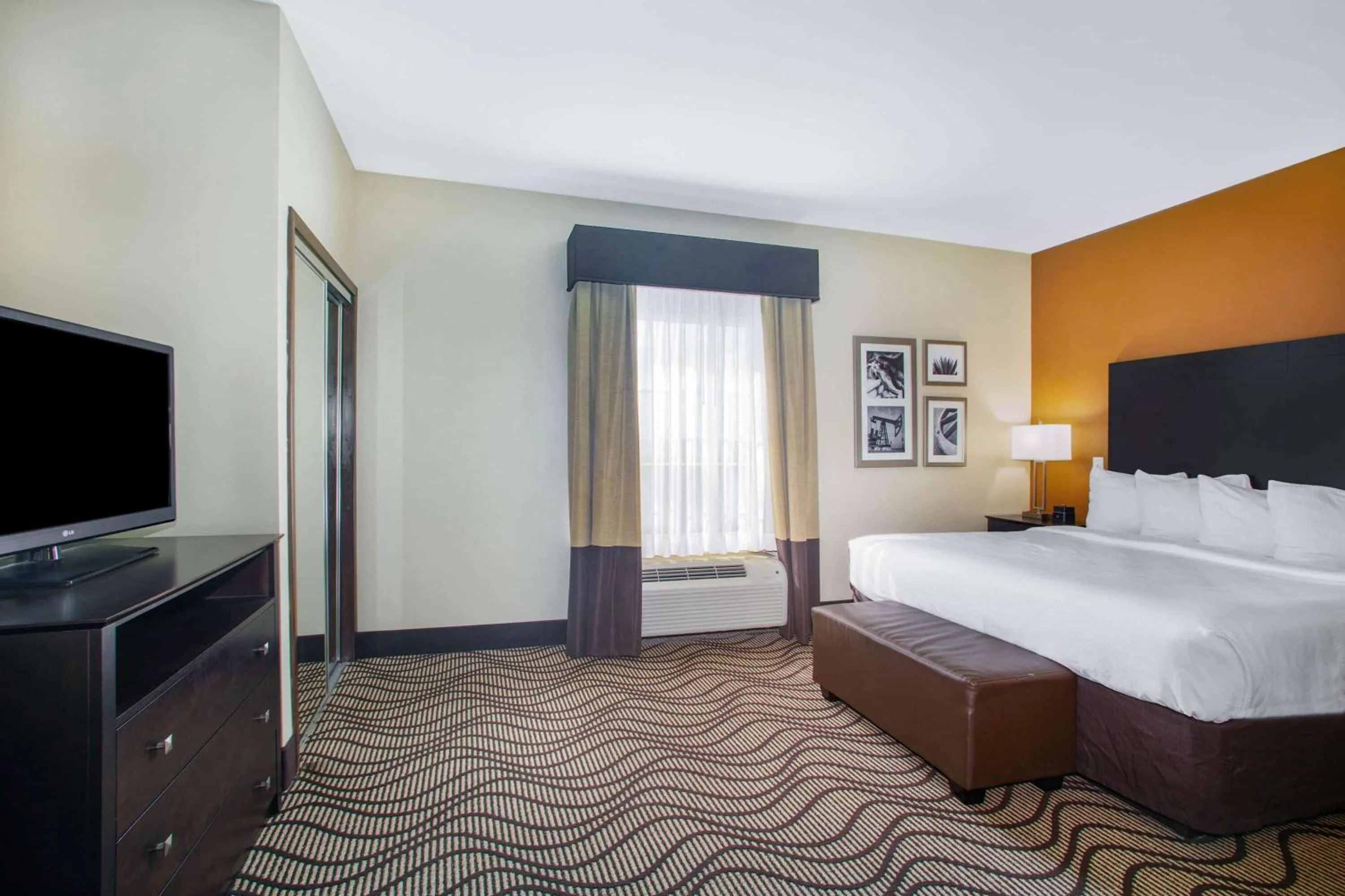 Photo of the whole room, Bed in La Quinta by Wyndham Beeville