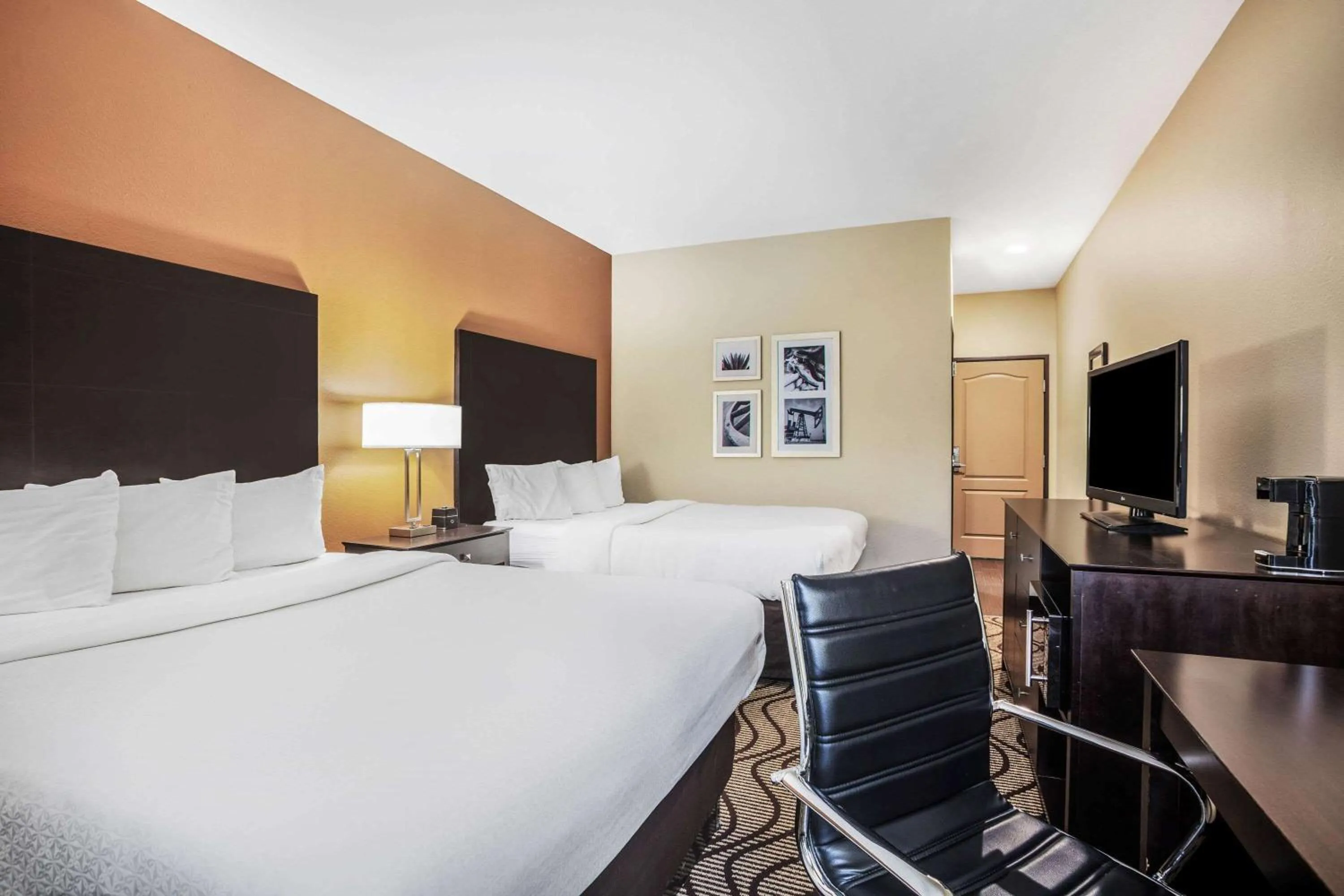 Photo of the whole room, Bed in La Quinta by Wyndham Beeville