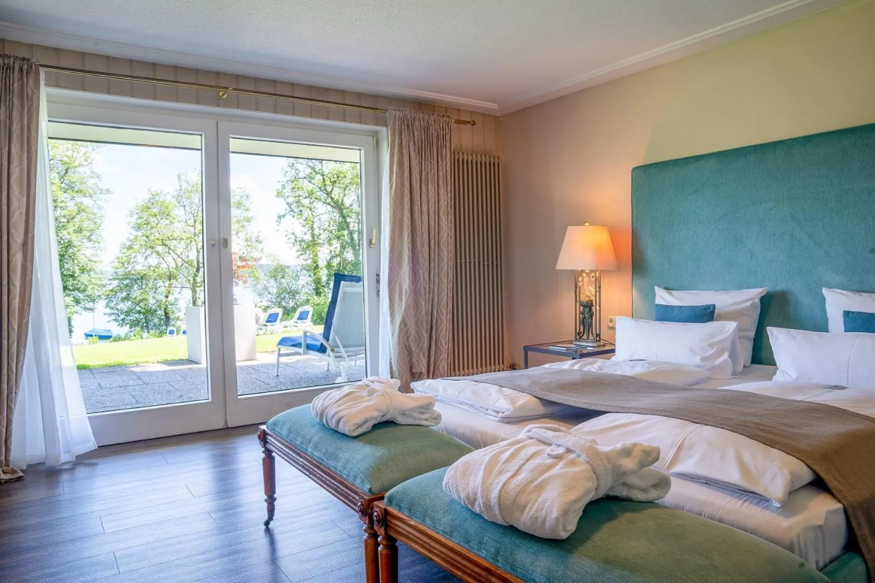 Lake view, Bed in Marina Hotel am Starnberger See